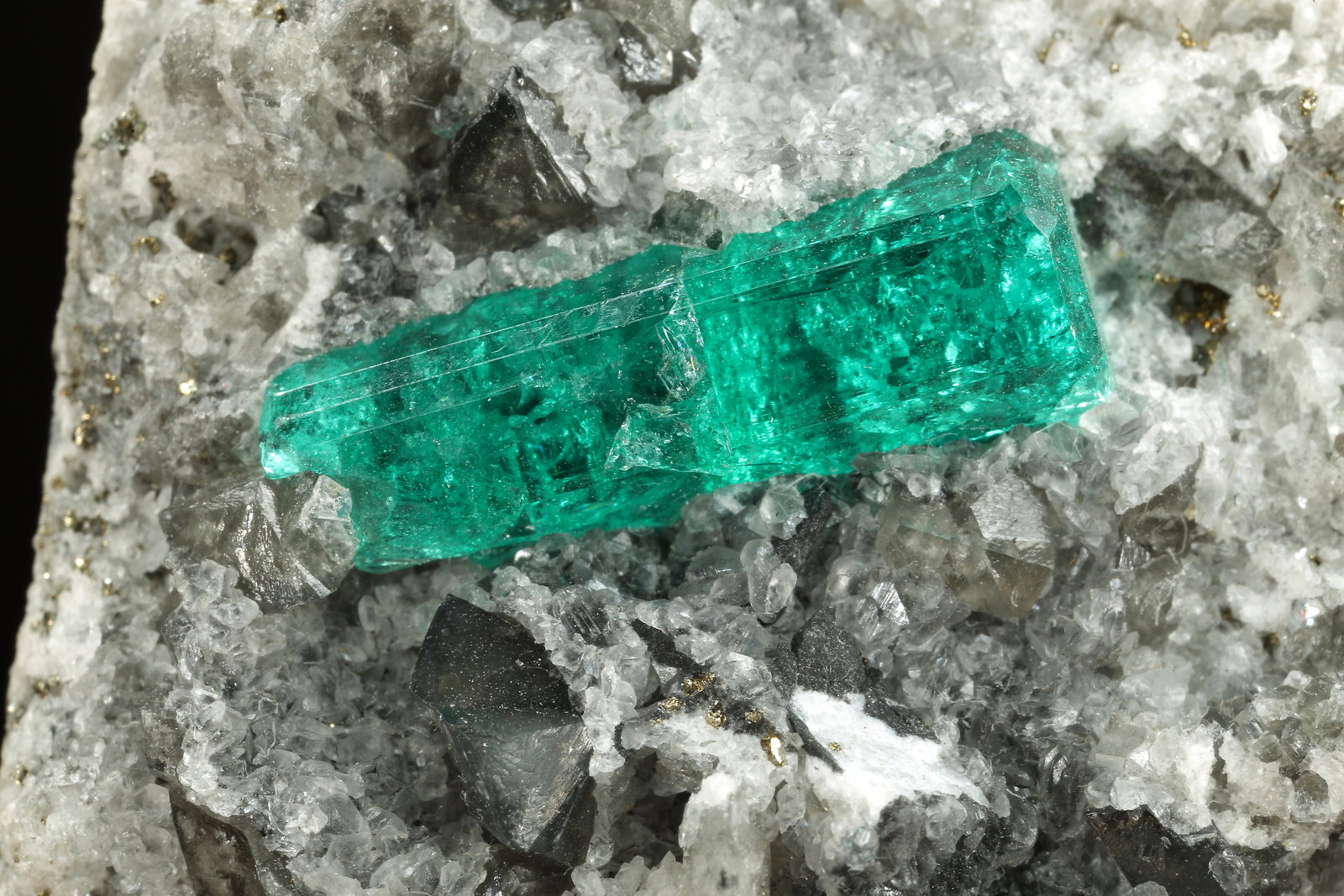 Beryl (variety emerald), Albite (variety cleavelandite), Dolomite, Pyrite
94x73x49mm, main xls=15 & 13mm
(Autor: Fiebre Verde)