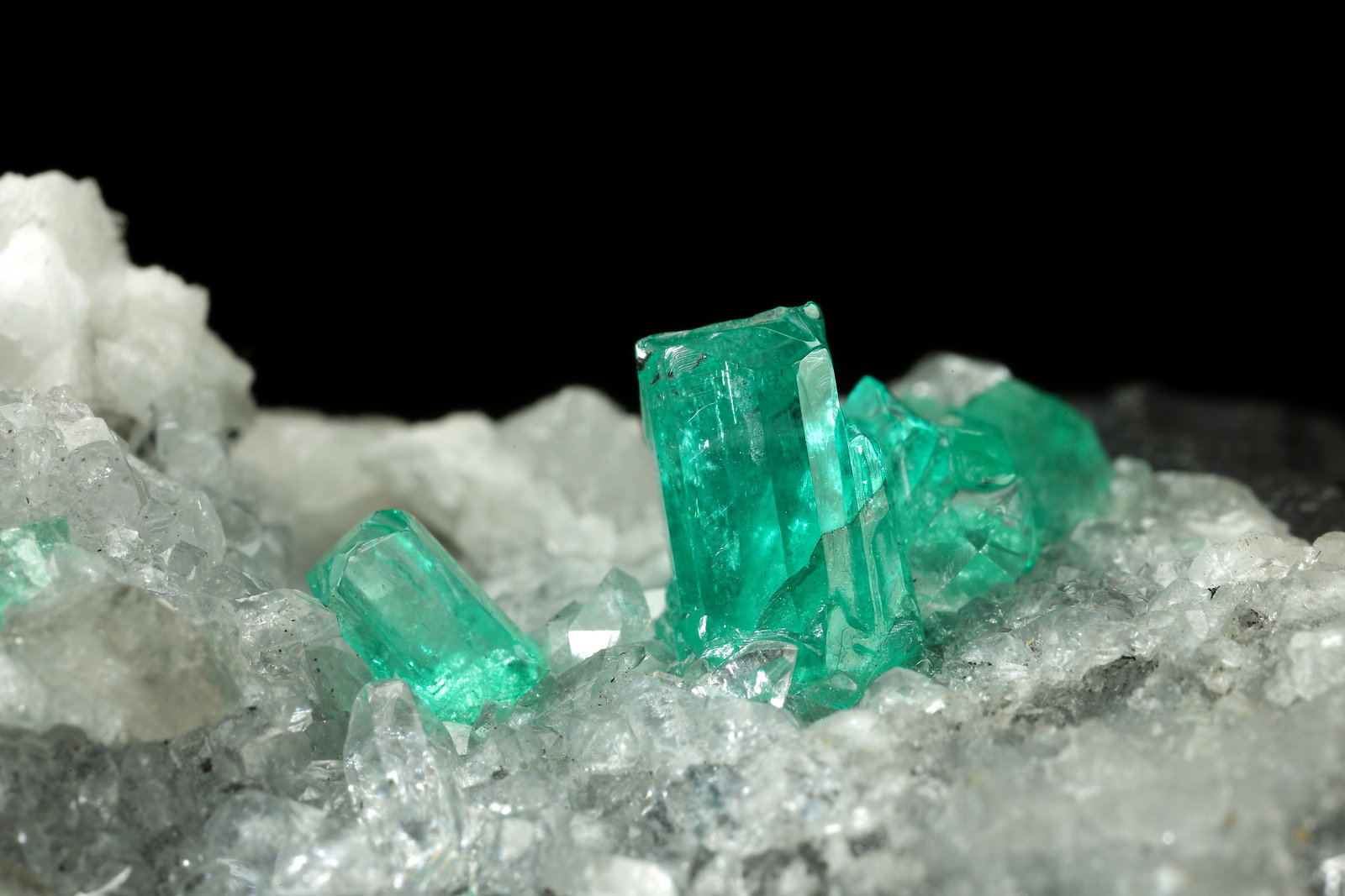 Beryl (variety emerald), Calcite, Quartz
43x68x27mm, largest xl=8mm
(Autor: Fiebre Verde)