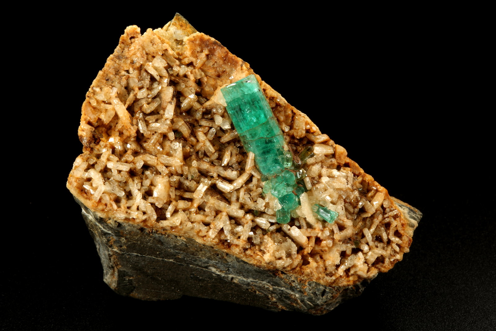 Beryl (variety emerald), Albite (variety cleavelandite)
64x39x53mm, main xl=23mm
(Autor: Fiebre Verde)