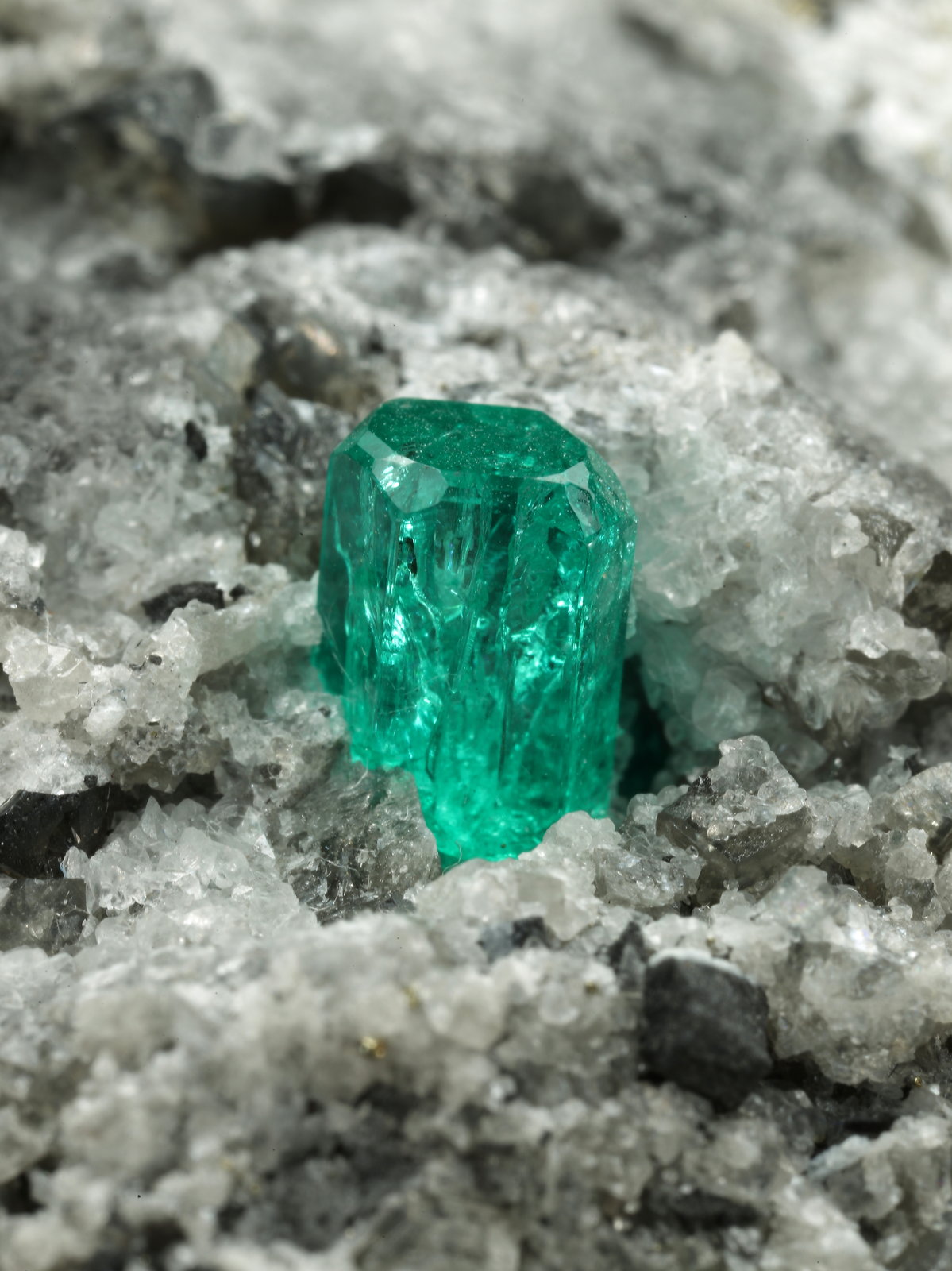 Beryl (variety emerald), Albite (variety cleavelandite), Dolomite, Pyrite
94x73x49mm, main xls=15 & 13mm
(Autor: Fiebre Verde)