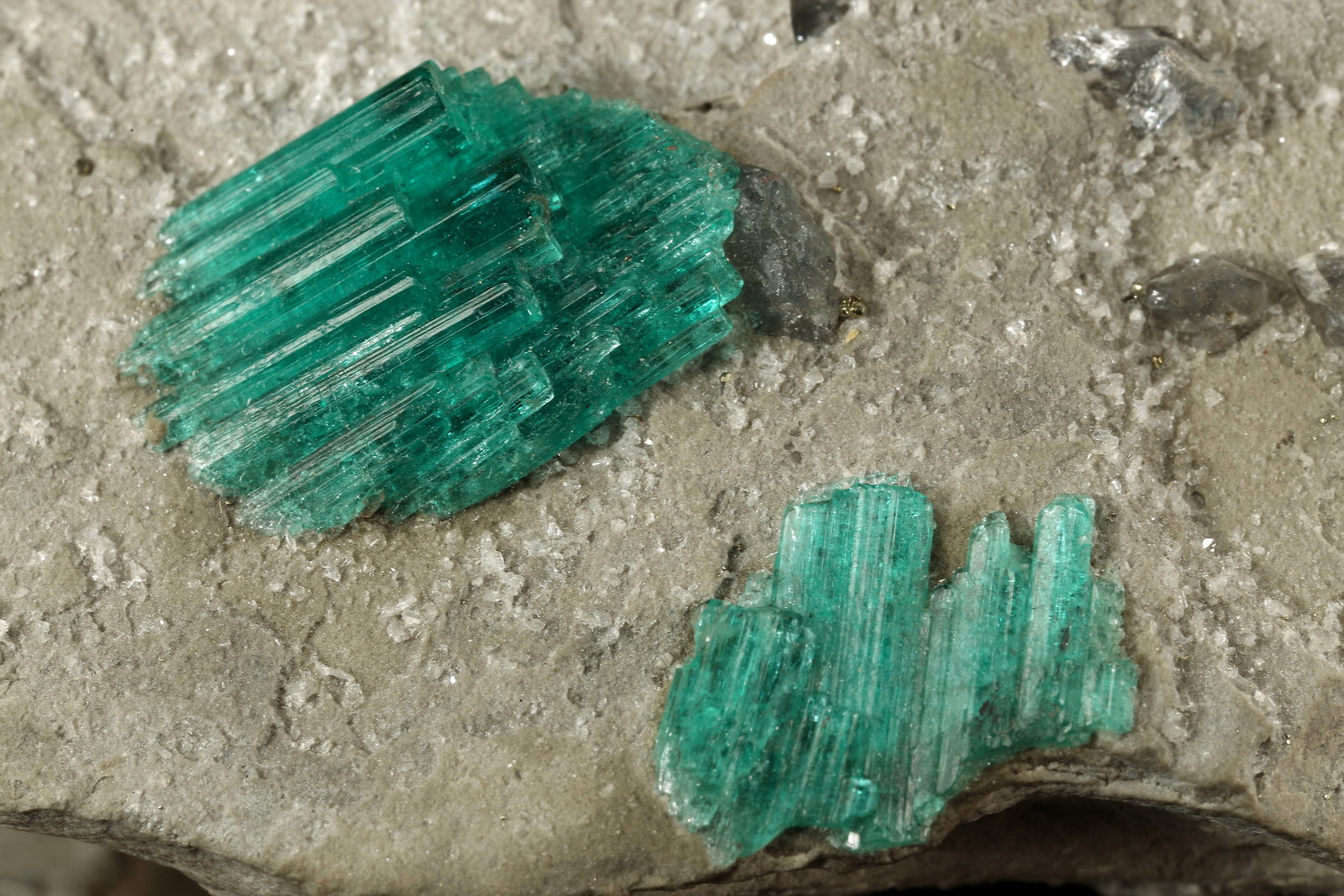 Beryl (variety emerald), Calcite, Dolomite, Pyrite
100x80x50mm, largest aggregate=17x13mm
(Autor: Fiebre Verde)