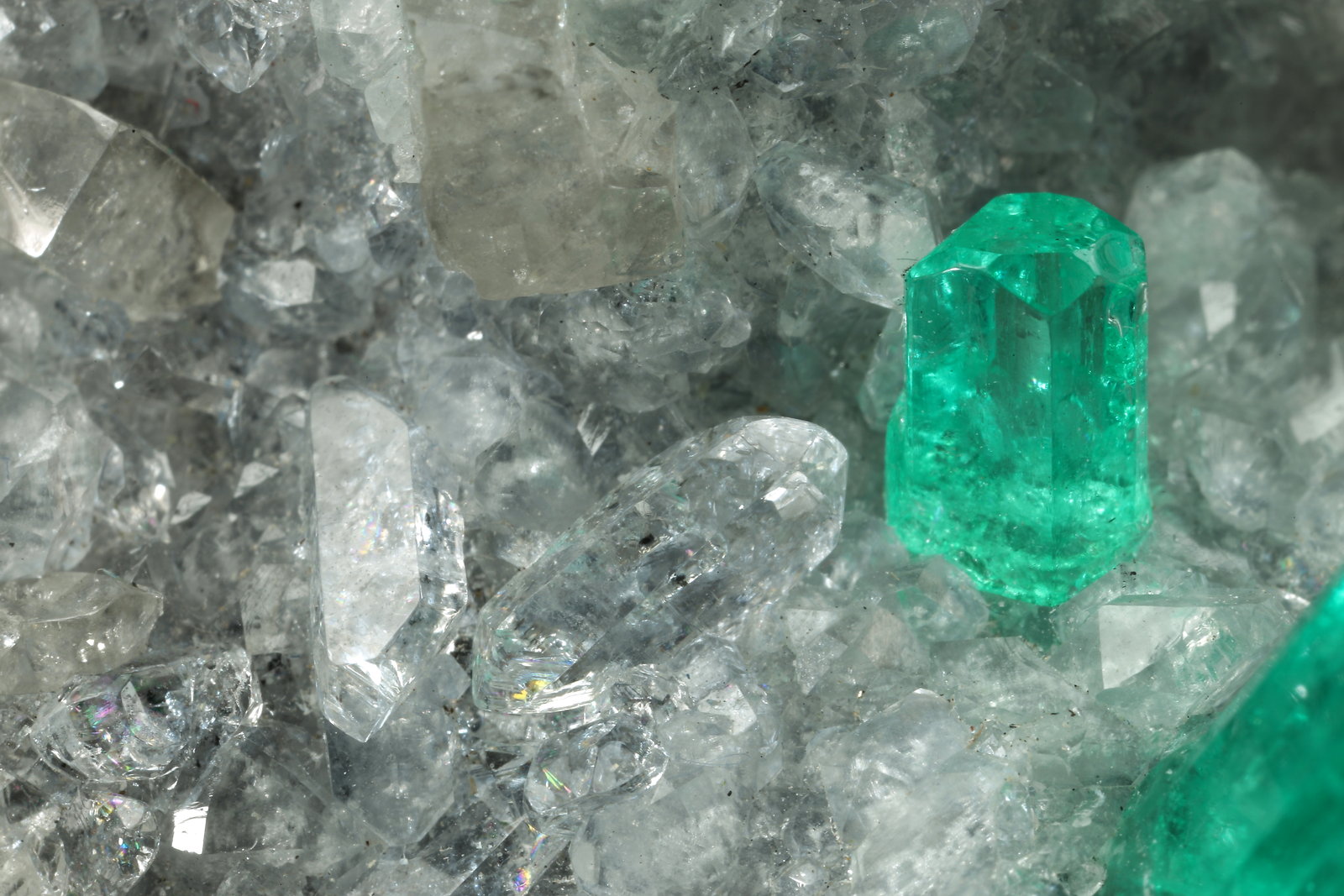 Beryl (variety emerald), Calcite, Quartz
43x68x27mm, largest xl=8mm
(Autor: Fiebre Verde)