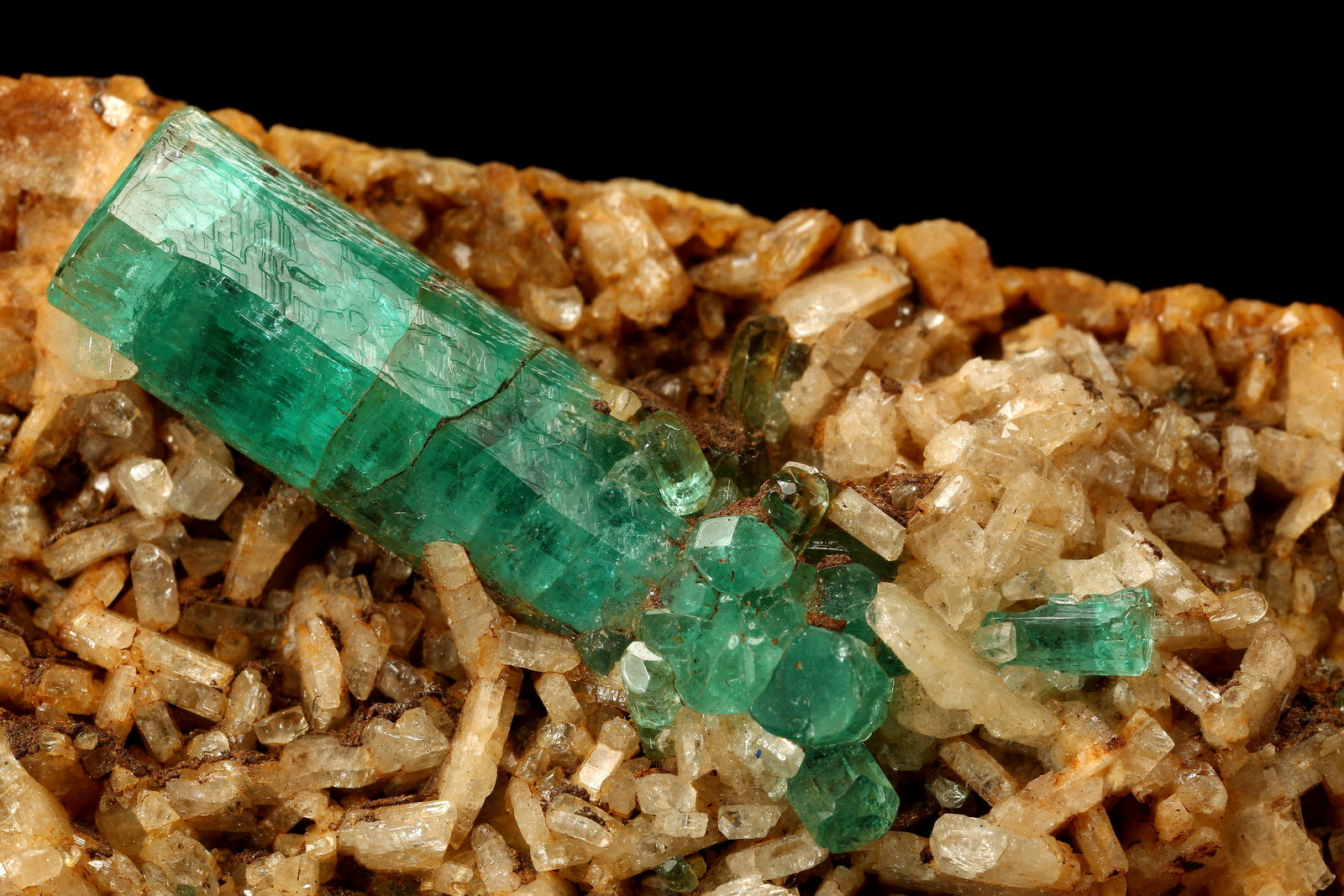 Beryl (variety emerald), Albite (variety cleavelandite)
64x39x53mm, main xl=23mm
(Autor: Fiebre Verde)
