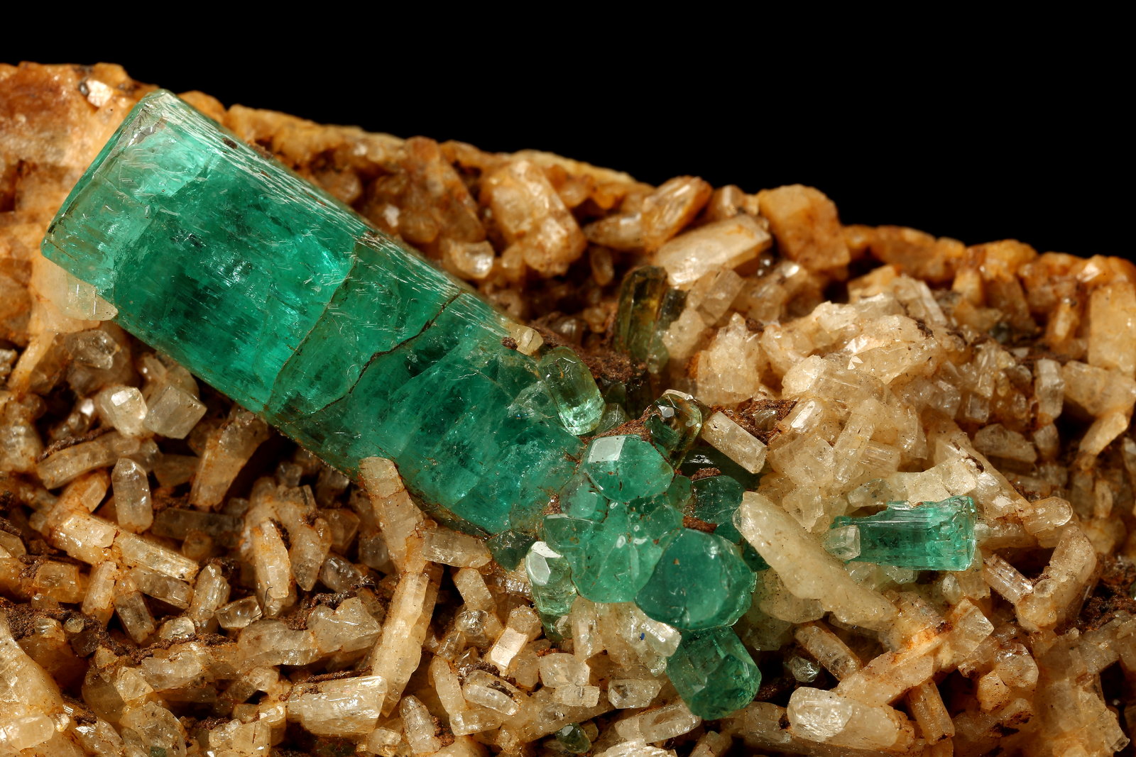 Beryl (variety emerald), Albite (variety cleavelandite)
64x39x53mm, main xl=23mm
(Autor: Fiebre Verde)