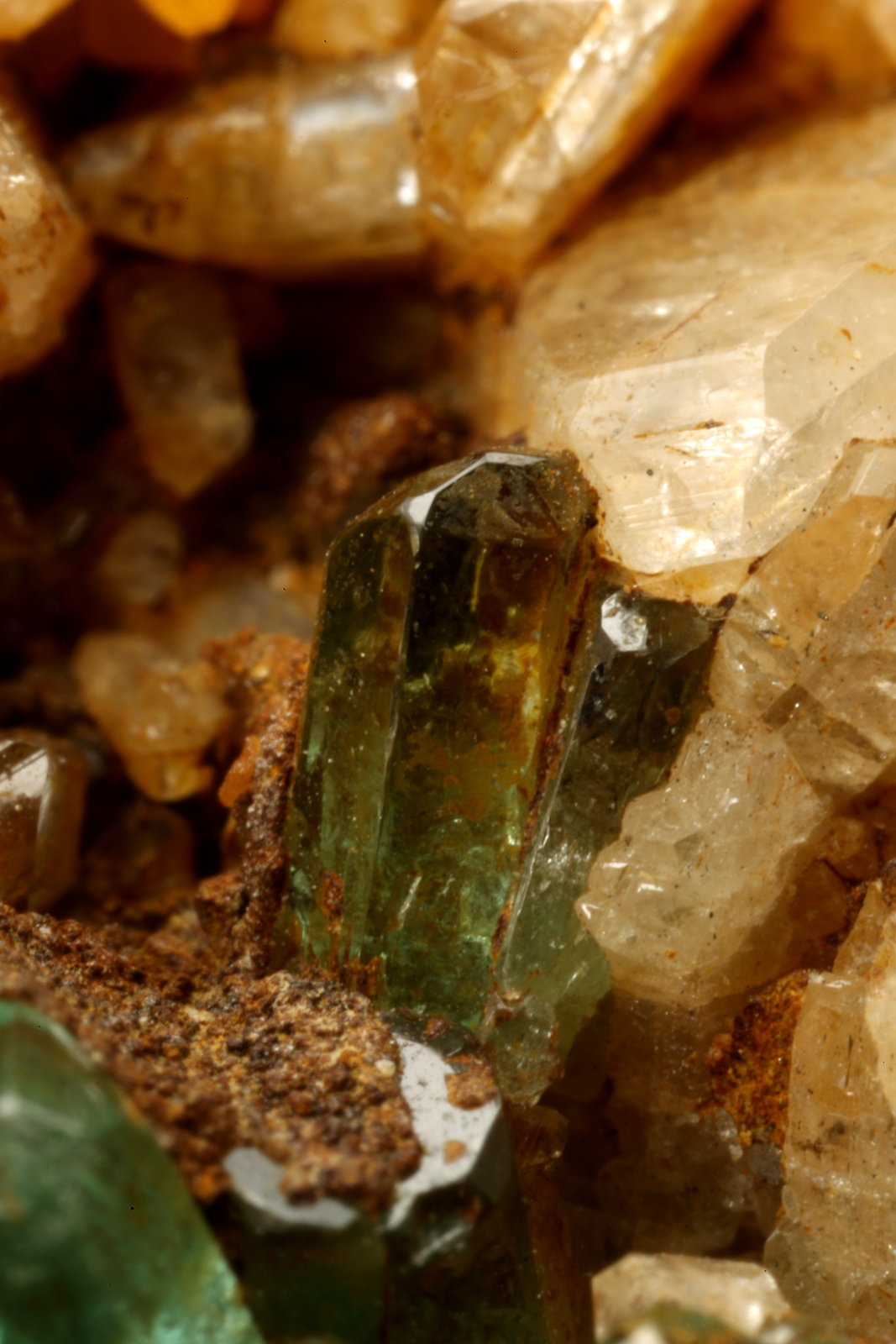Beryl (variety emerald), Albite (variety cleavelandite)
64x39x53mm, main xl=23mm
(Autor: Fiebre Verde)