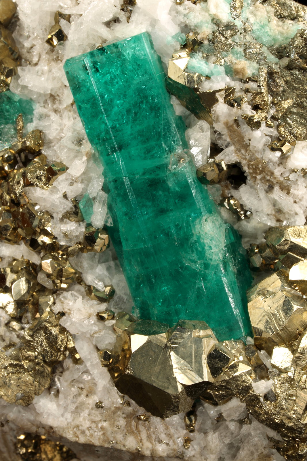 Beryl (variety emerald), Albite (variety cleavelandite), Pyrite
58x65x50mm, xl=30mm
(Autor: Fiebre Verde)