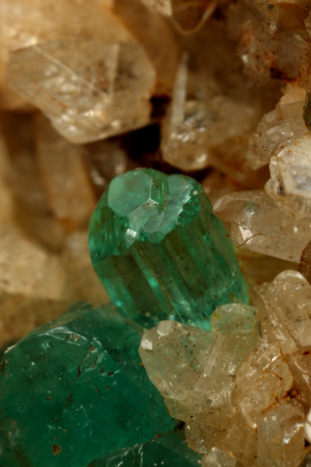 Beryl (variety emerald), Albite (variety cleavelandite)
64x39x53mm, main xl=23mm
(Autor: Fiebre Verde)