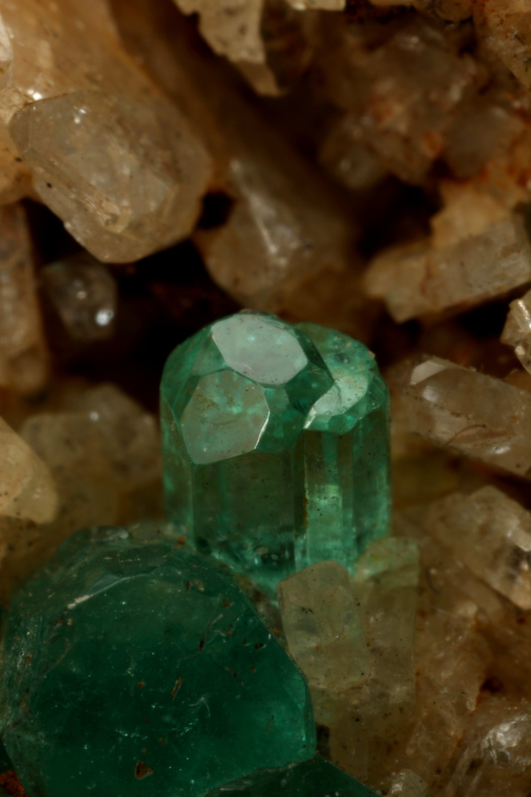 Beryl (variety emerald), Albite (variety cleavelandite)
64x39x53mm, main xl=23mm
(Autor: Fiebre Verde)