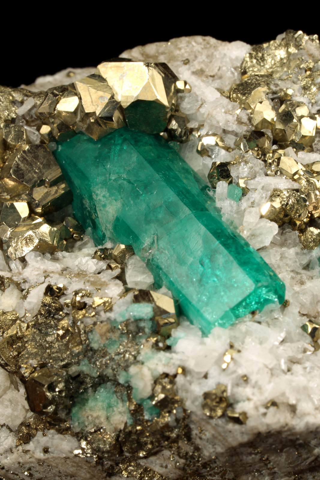 Beryl (variety emerald), Albite (variety cleavelandite), Pyrite
58x65x50mm, xl=30mm
(Autor: Fiebre Verde)
