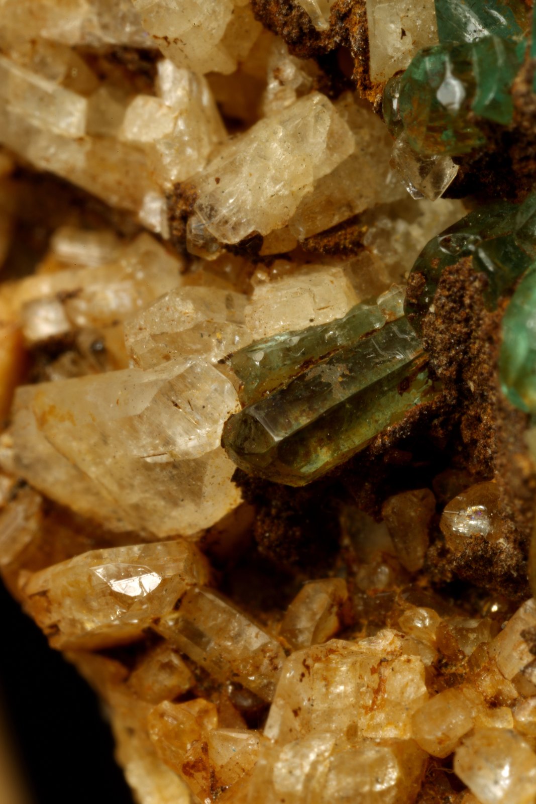Beryl (variety emerald), Albite (variety cleavelandite)
64x39x53mm, main xl=23mm
(Autor: Fiebre Verde)