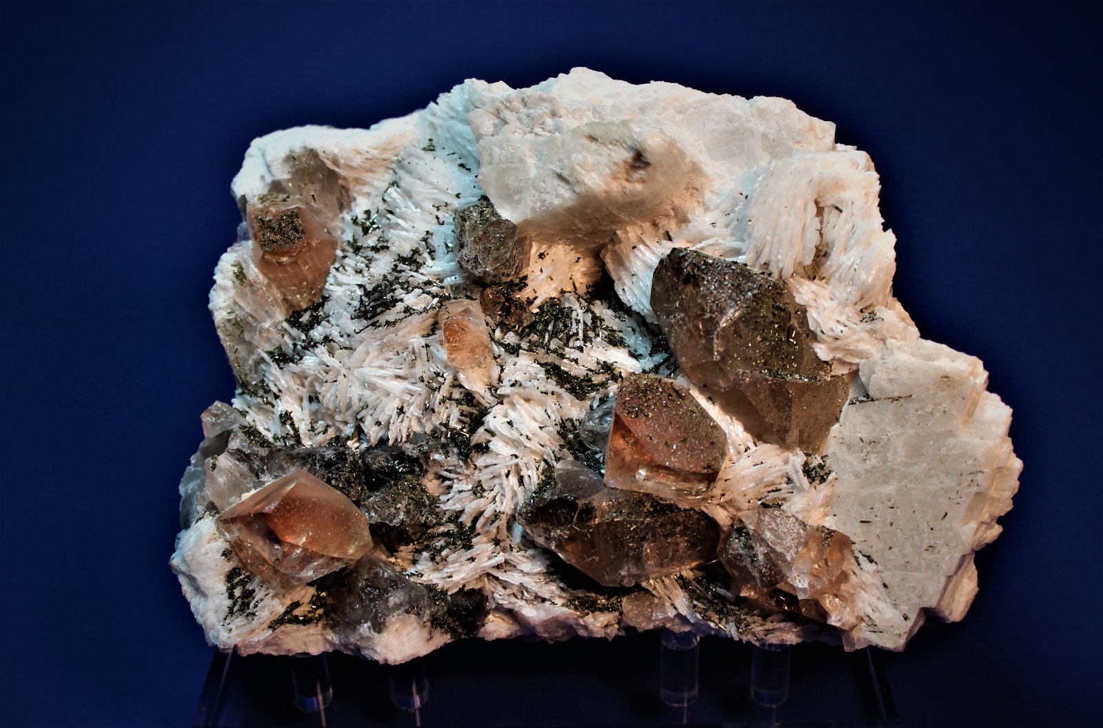 Topaz, Quartz (variety smoky quartz),  Albite (variety cleavelandite), Feldspar, Hematite
200 mm x 150 mm x 95 mm
(Autor: Don Lum)