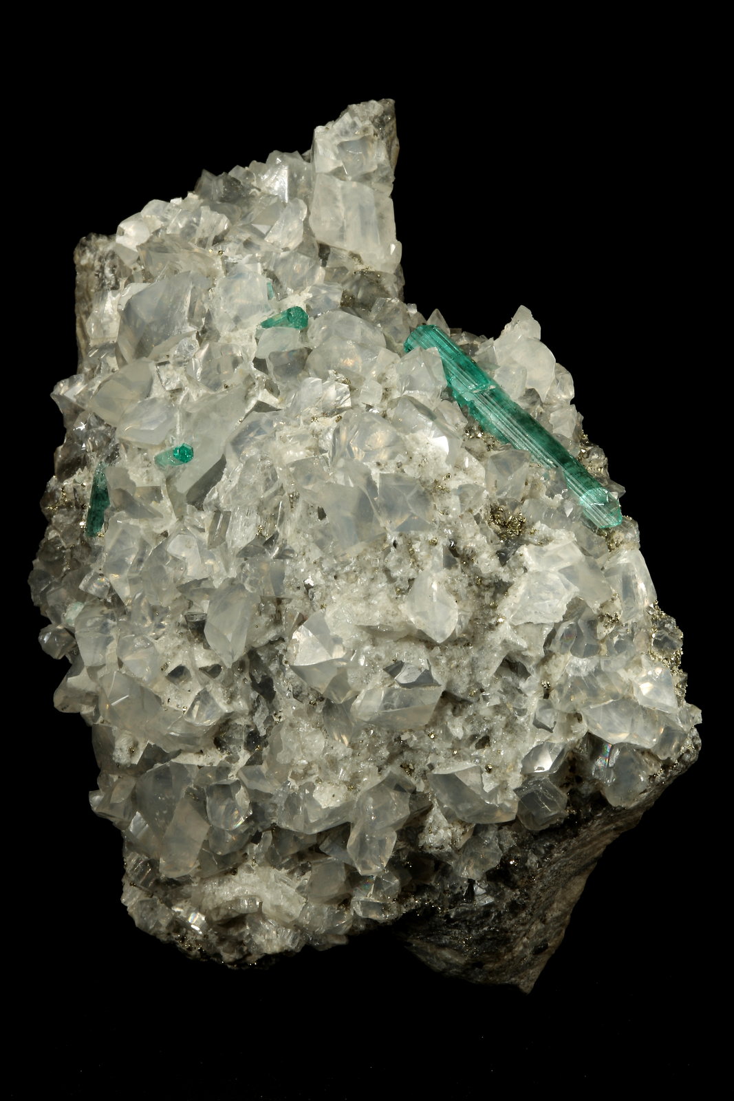 Beryl (variety emerald), Calcite, Pyrite, Dolomite
98x70x38mm, xl=31mm
(Autor: Fiebre Verde)