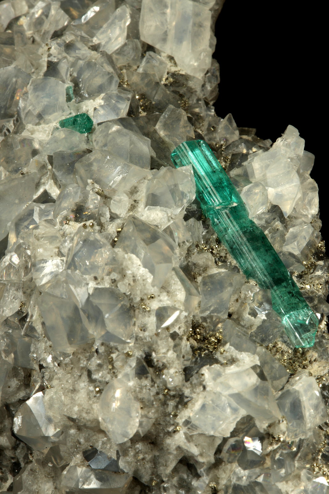 Beryl (variety emerald), Calcite, Pyrite, Dolomite
98x70x38mm, xl=31mm
(Autor: Fiebre Verde)