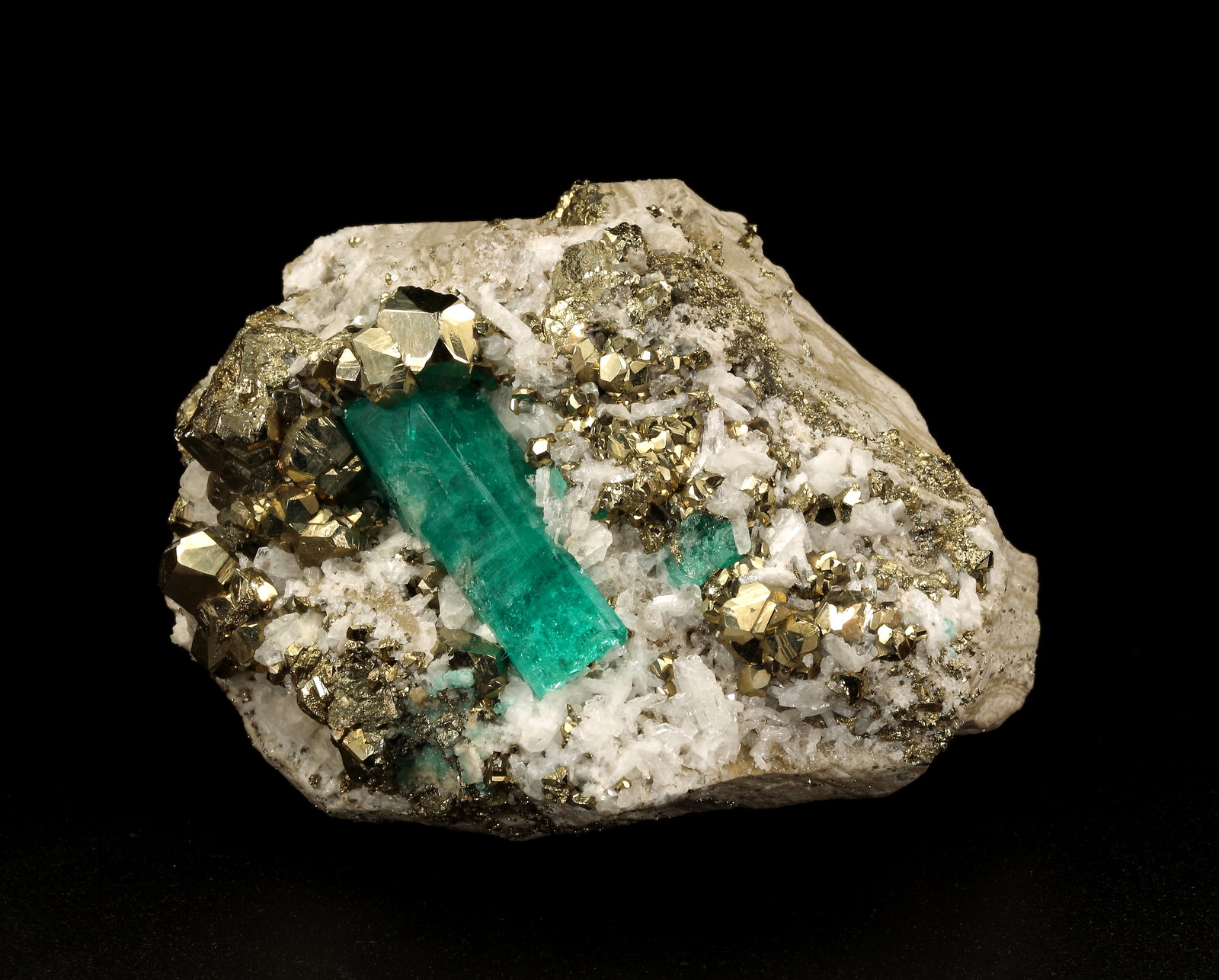 Beryl (variety emerald), Albite (variety cleavelandite), Pyrite
58x65x50mm, xl=30mm
(Autor: Fiebre Verde)