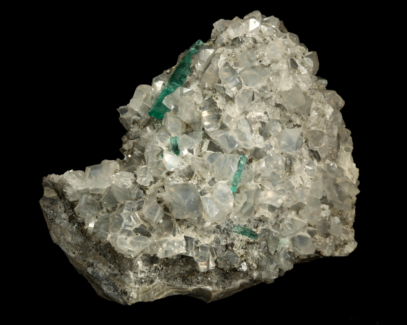 Beryl (variety emerald), Calcite, Pyrite, Dolomite
98x70x38mm, xl=31mm
(Autor: Fiebre Verde)