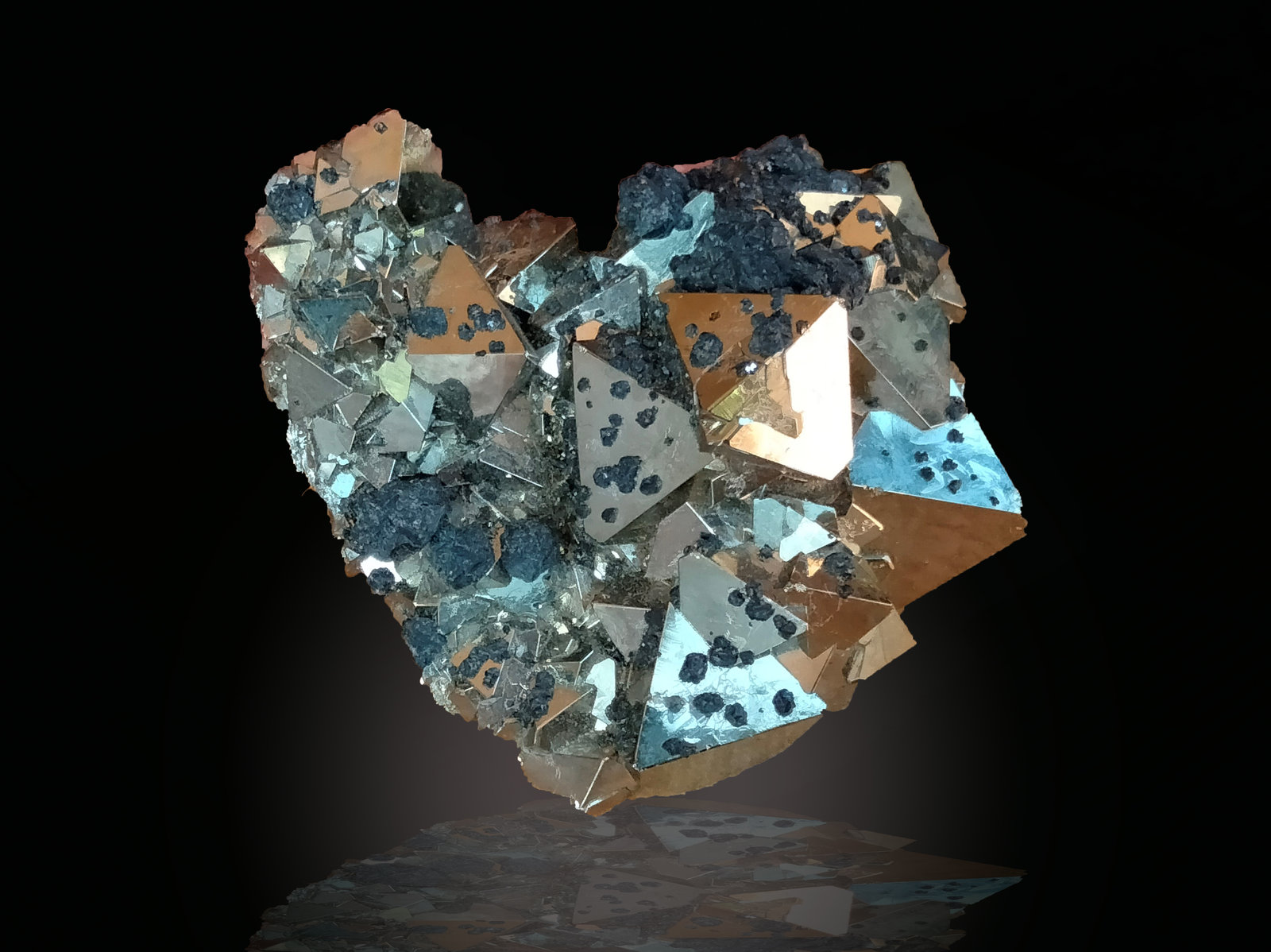 Pyrite and Sphalerite
77 mm x 55 mm x 37 mm
(Autor: Firmo Espinar)