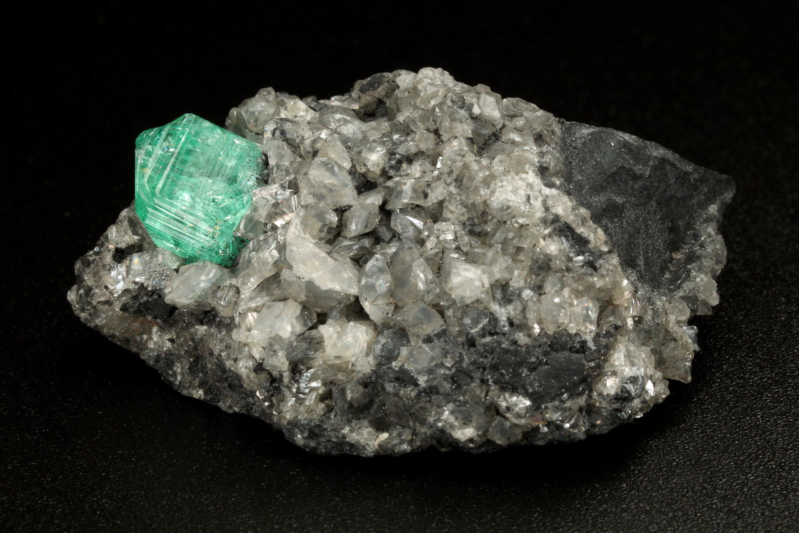 Beryl (variety emerald), Calcite, Dolomite
39x24x18mm, xl=9mm
(Autor: Fiebre Verde)