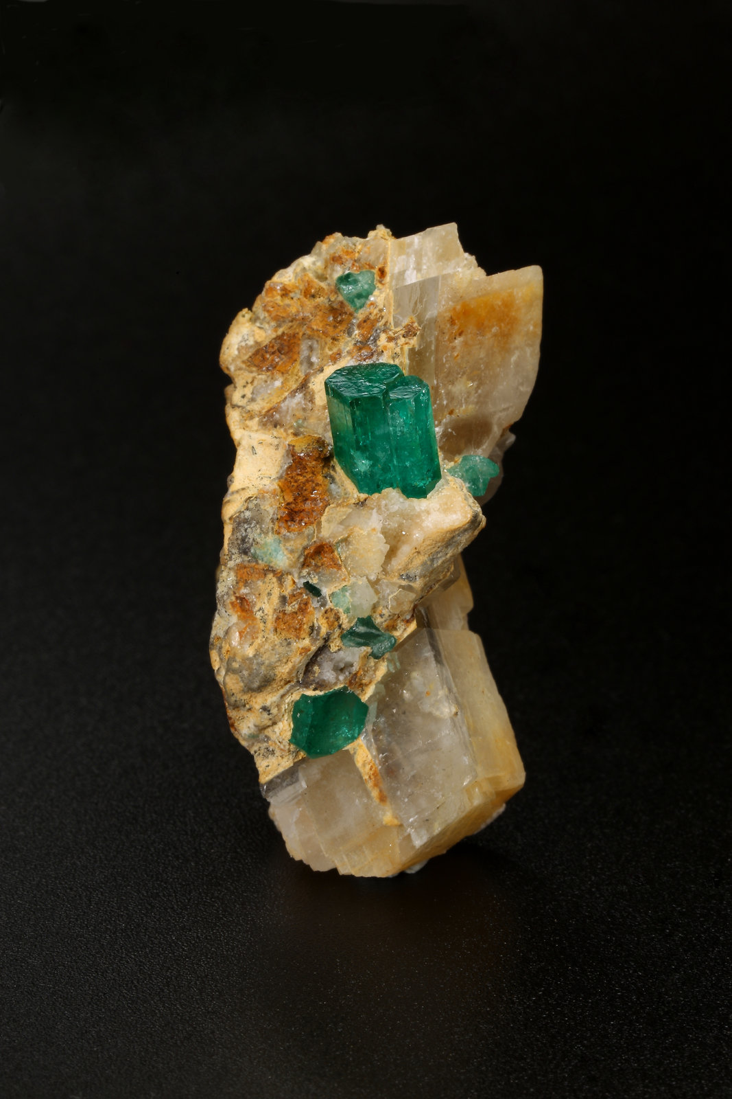 Beryl (variety emerald), Calcite
41mm x 21mm x 19mm, group=7mm
(Autor: Fiebre Verde)