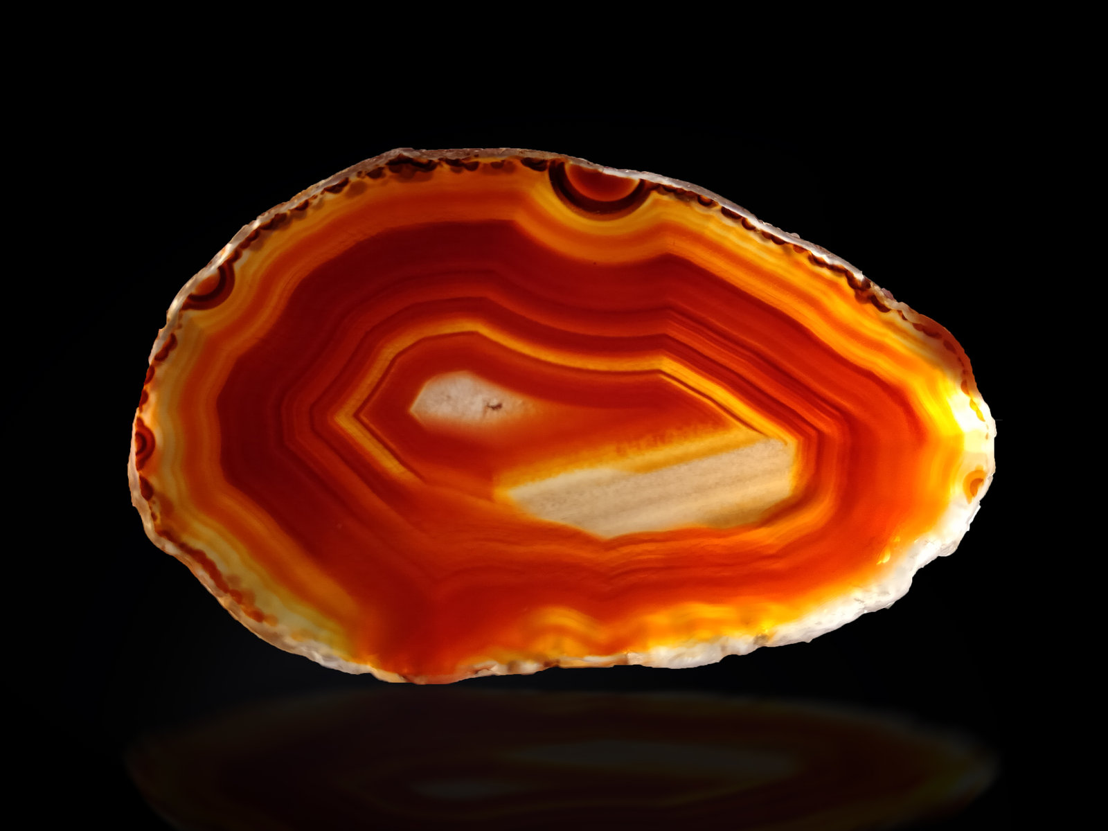 Quartz (variety agate)
68 mm x 43 mm x 2 mm
(Autor: Firmo Espinar)