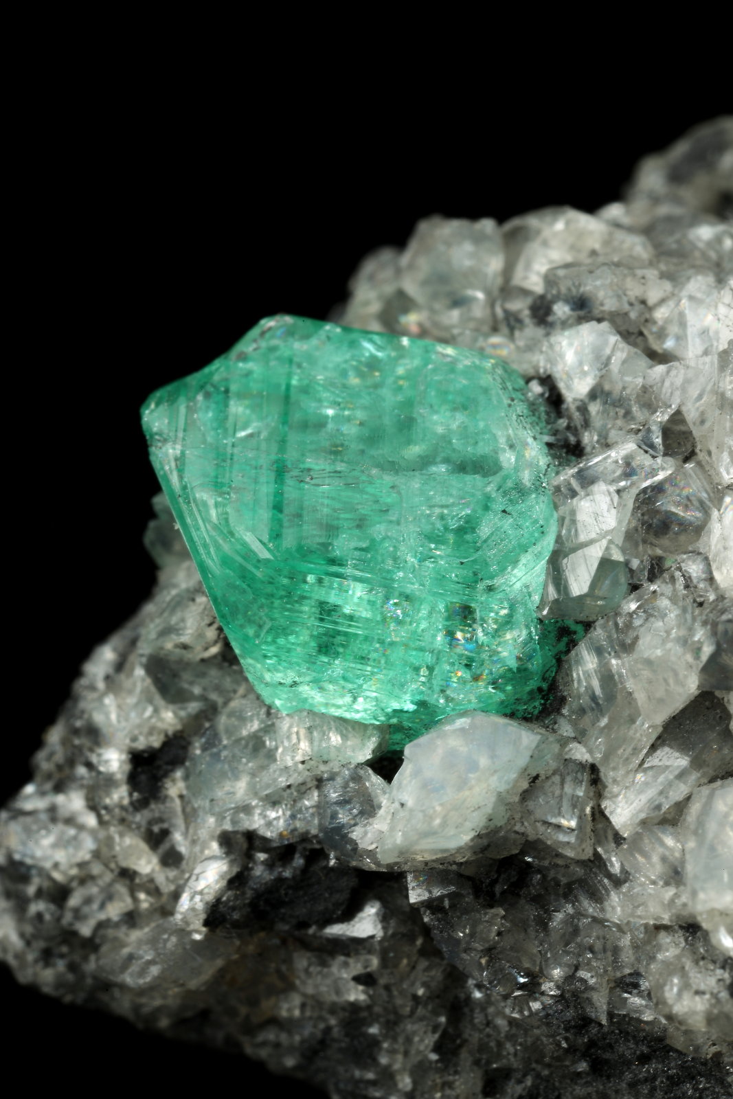 Beryl (variety emerald), Calcite, Dolomite
39x24x18mm, xl=9mm
(Autor: Fiebre Verde)