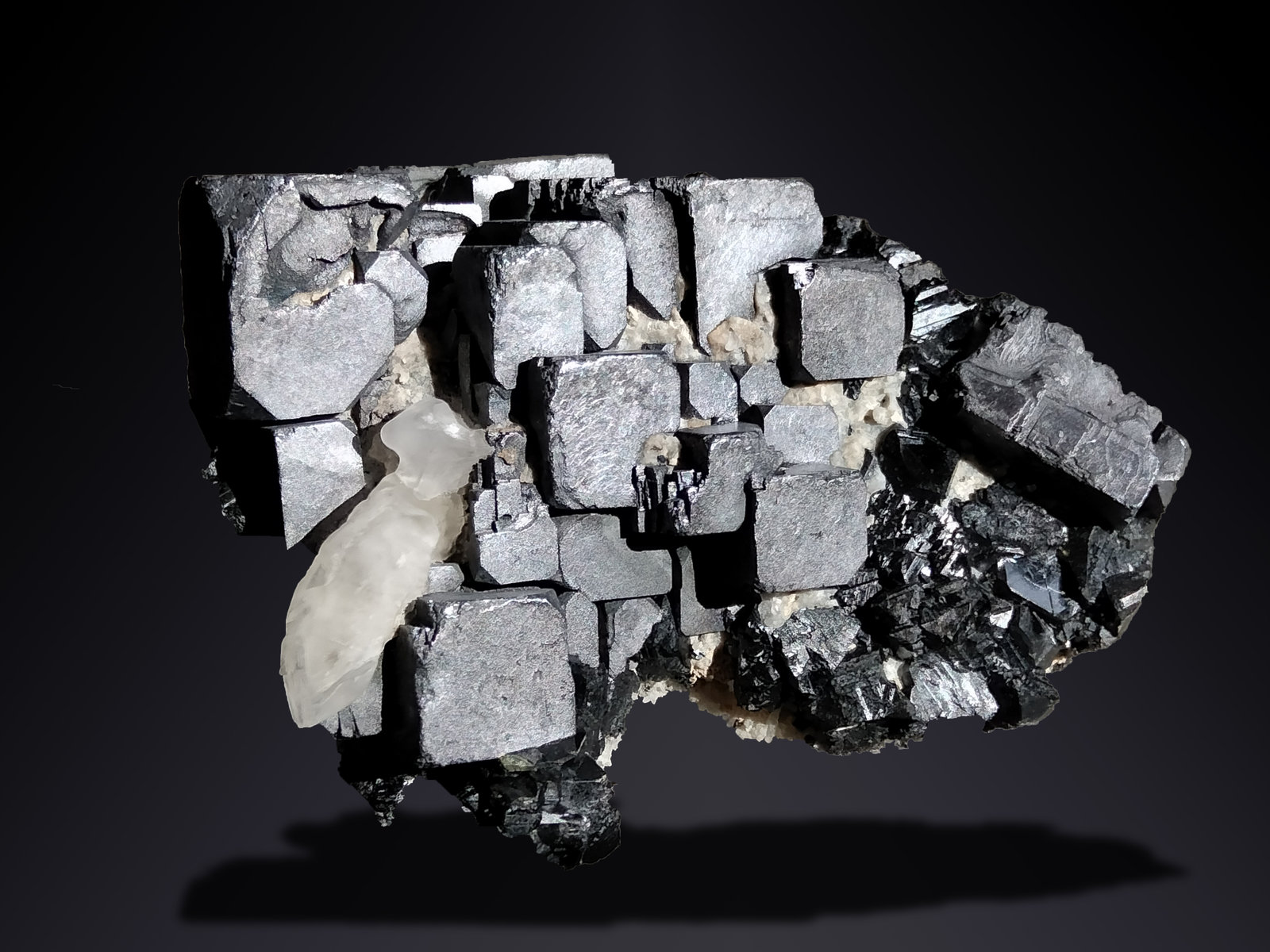 Galena, Sphalerite and Calcite (variety manganoan calcite)
73 mm × 57 mm × 27 mm
(Autor: Firmo Espinar)