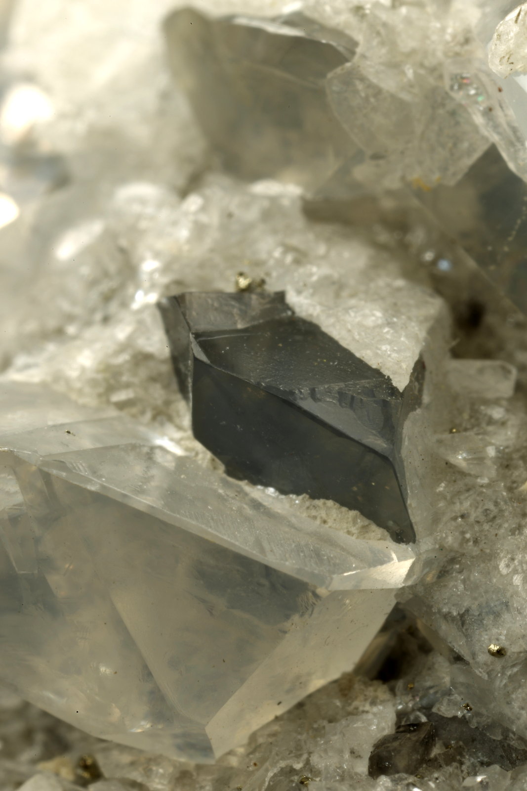 Beryl (variety emerald), Calcite, Pyrite, Dolomite
98x70x38mm, xl=31mm
(Autor: Fiebre Verde)