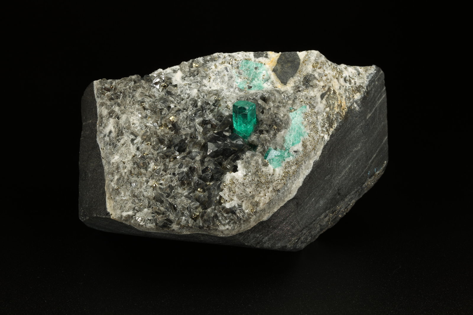 Beryl (variety emerald), Calcite, Dolomite, Pyrite
84x43x54mm, xl=7mm
(Autor: Fiebre Verde)