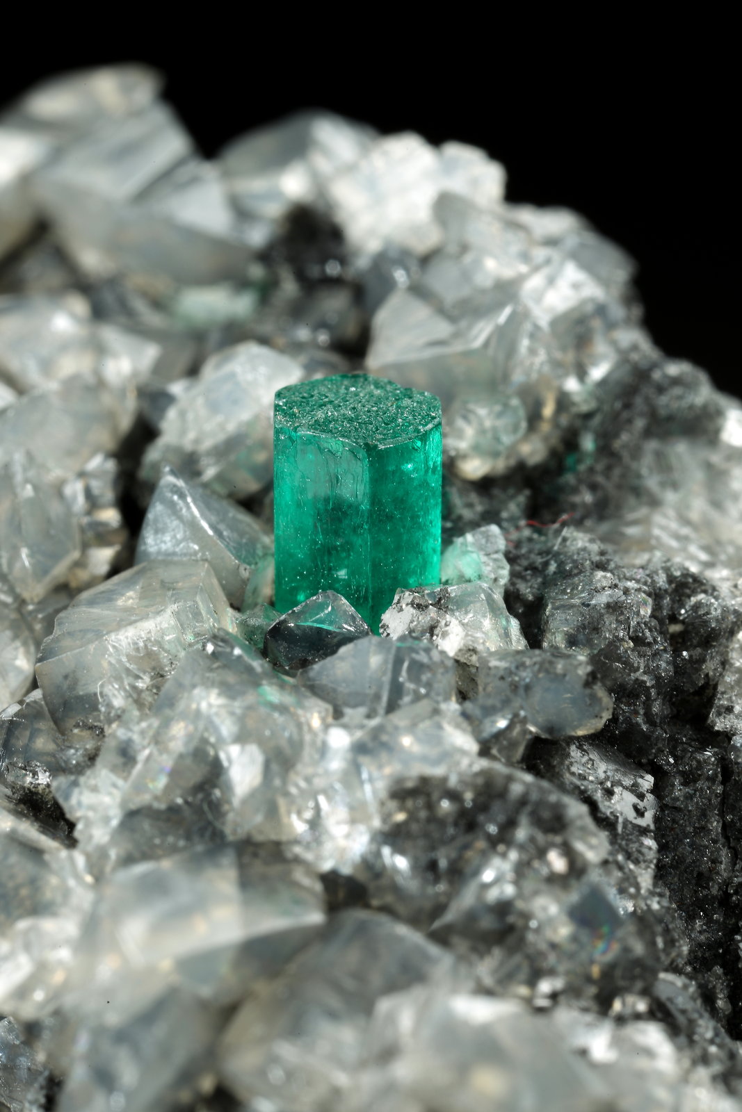 Beryl (variety emerald), Calcite, Dolomite
53x38x34mm, xl=5x4mm
(Autor: Fiebre Verde)
