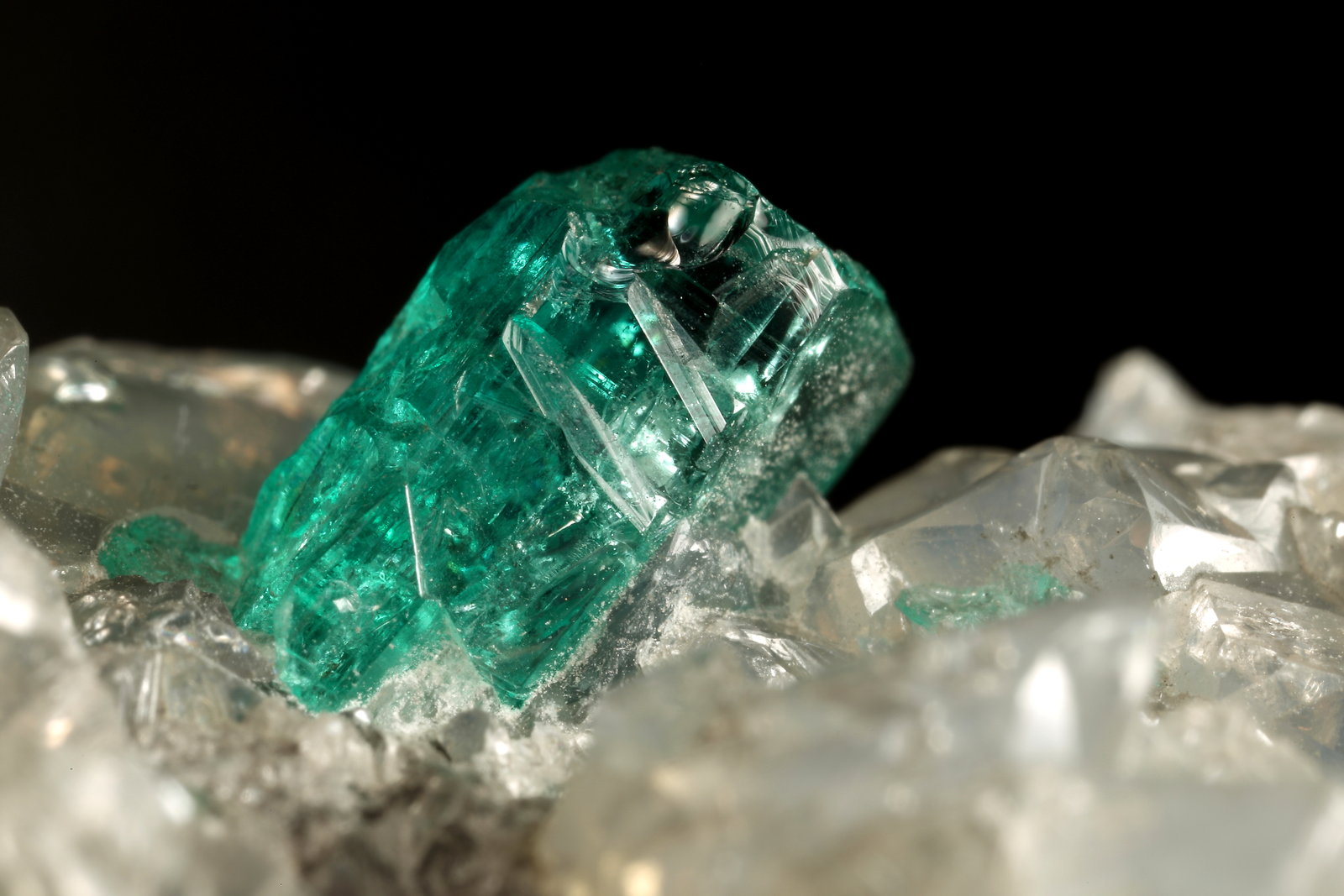 Beryl (variety emerald), Calcite, Dolomite, Pyrite
69x57x38mm, xls up to 10mm
(Autor: Fiebre Verde)