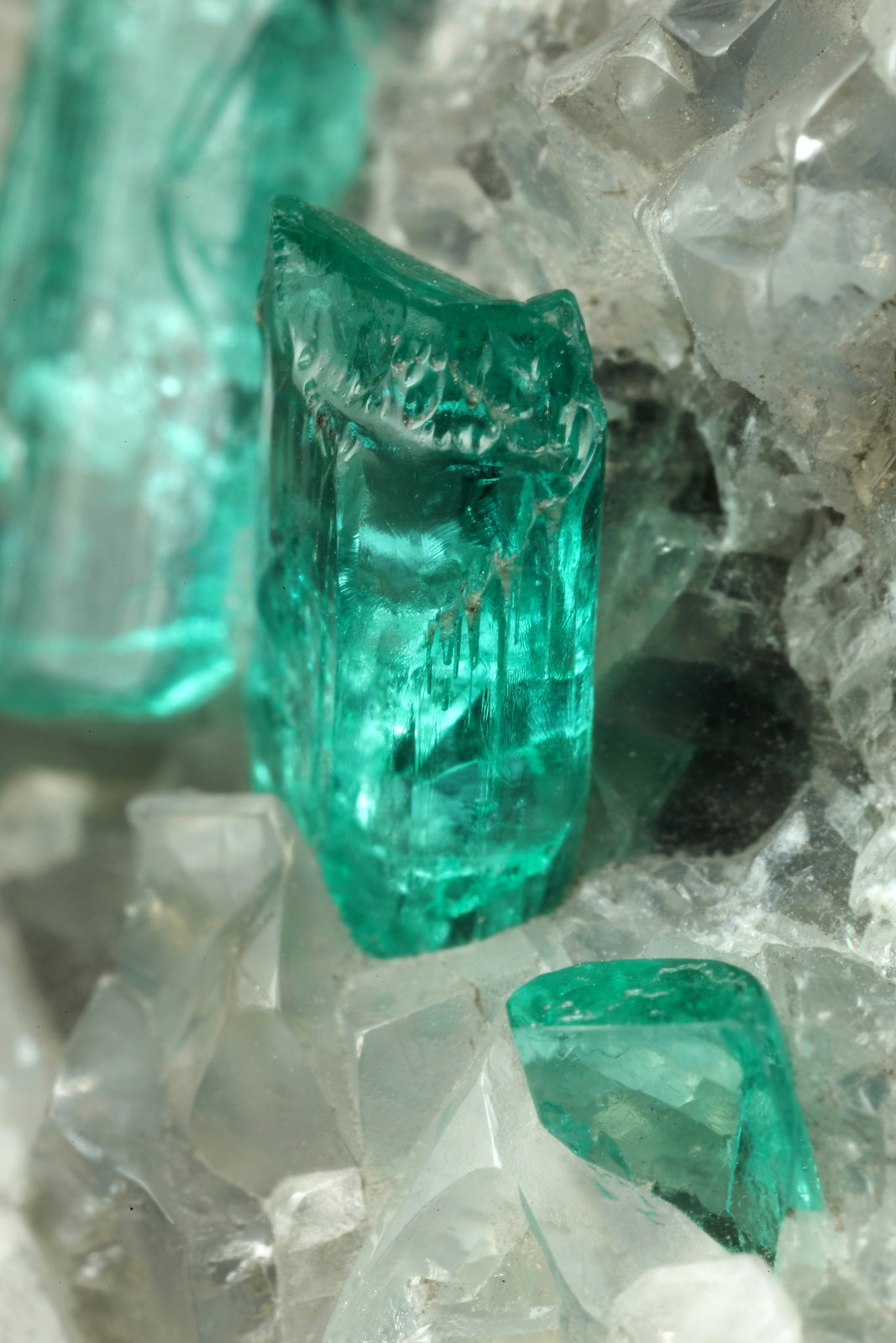 Beryl (variety emerald), Calcite, Dolomite, Pyrite
69x57x38mm, xls up to 10mm
(Autor: Fiebre Verde)
