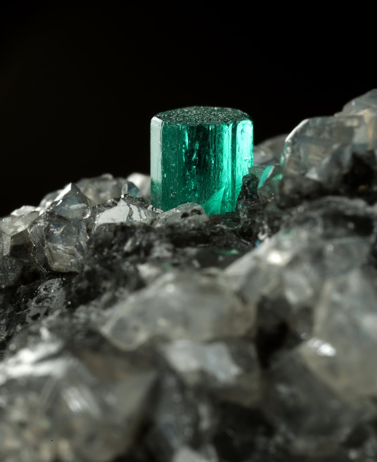 Beryl (variety emerald), Calcite, Dolomite
53x38x34mm, xl=5x4mm
(Autor: Fiebre Verde)