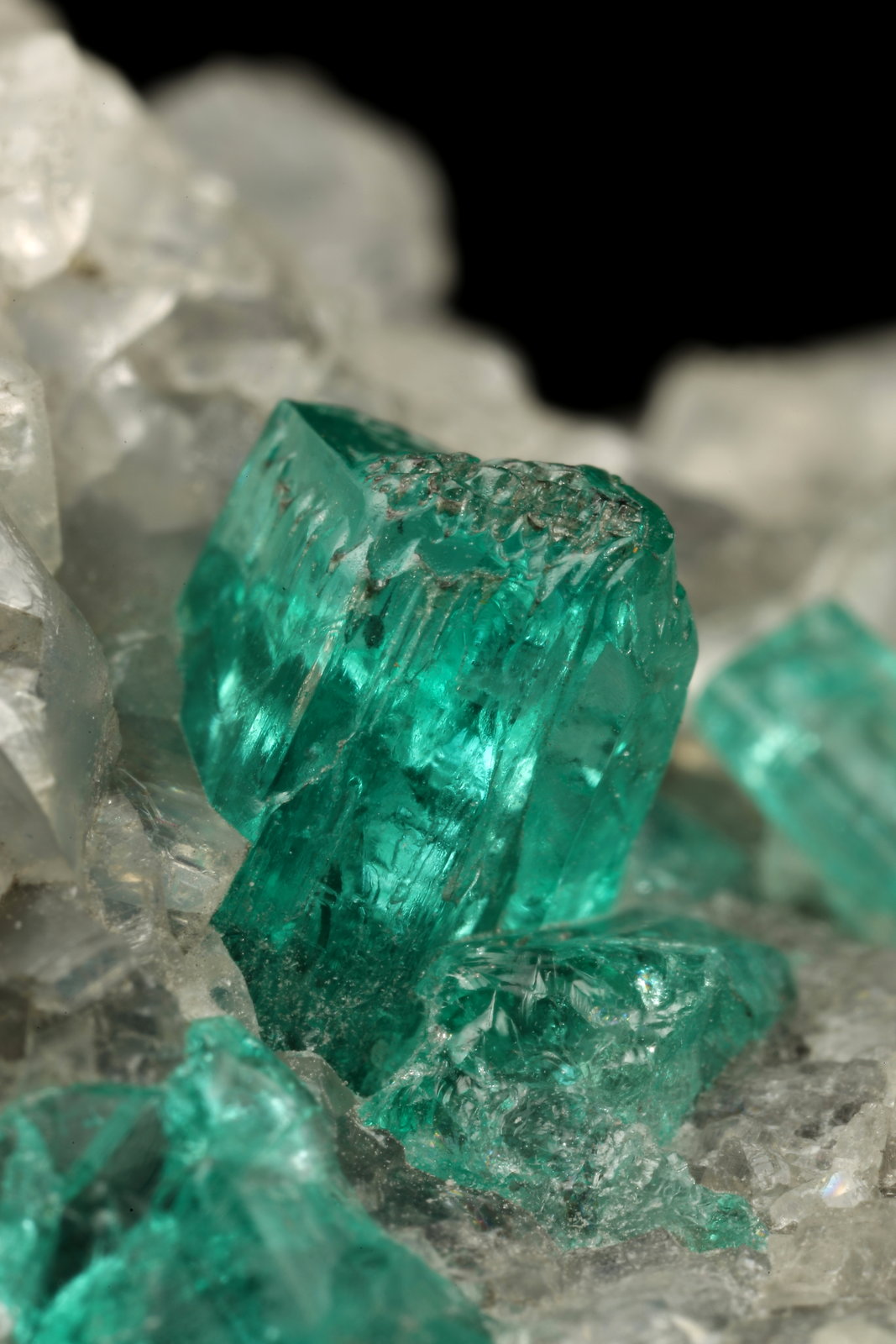 Beryl (variety emerald), Calcite, Dolomite, Pyrite
69x57x38mm, xls up to 10mm
(Autor: Fiebre Verde)