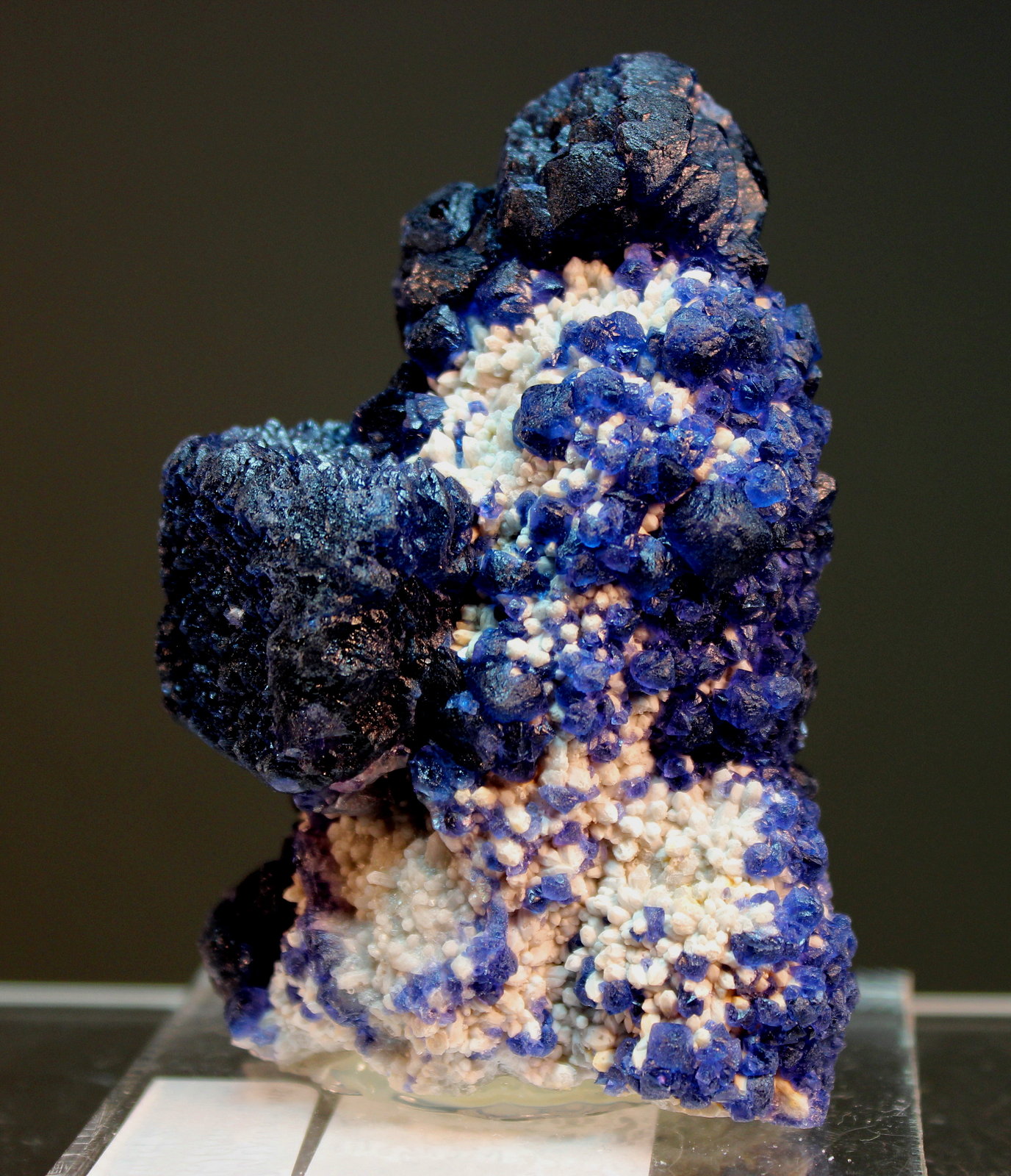 Fluorite on Quartz
9.0 x 5.6 cm
(Autor: Don Lum)