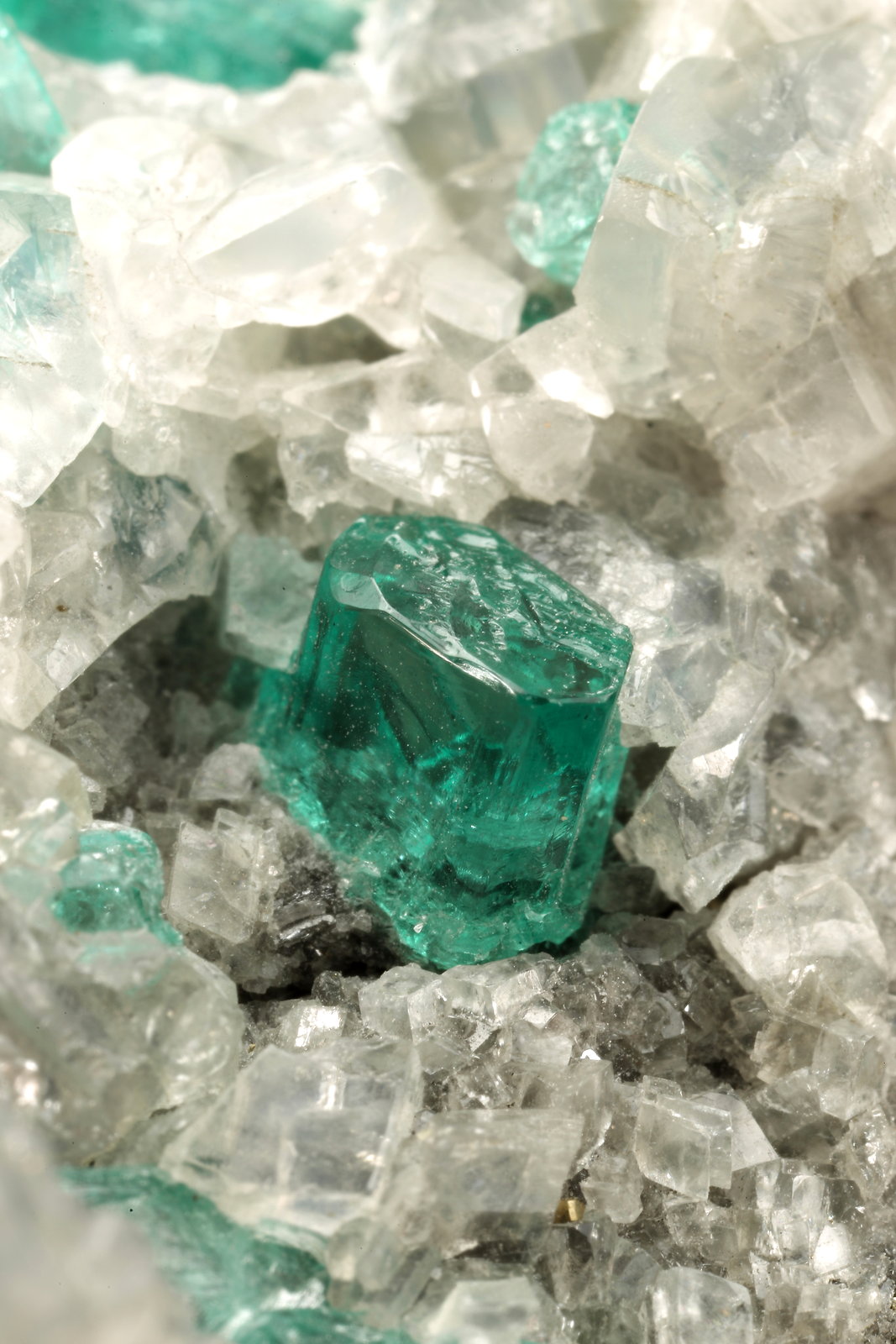 Beryl (variety emerald), Calcite, Dolomite, Pyrite
69x57x38mm, xls up to 10mm
(Autor: Fiebre Verde)