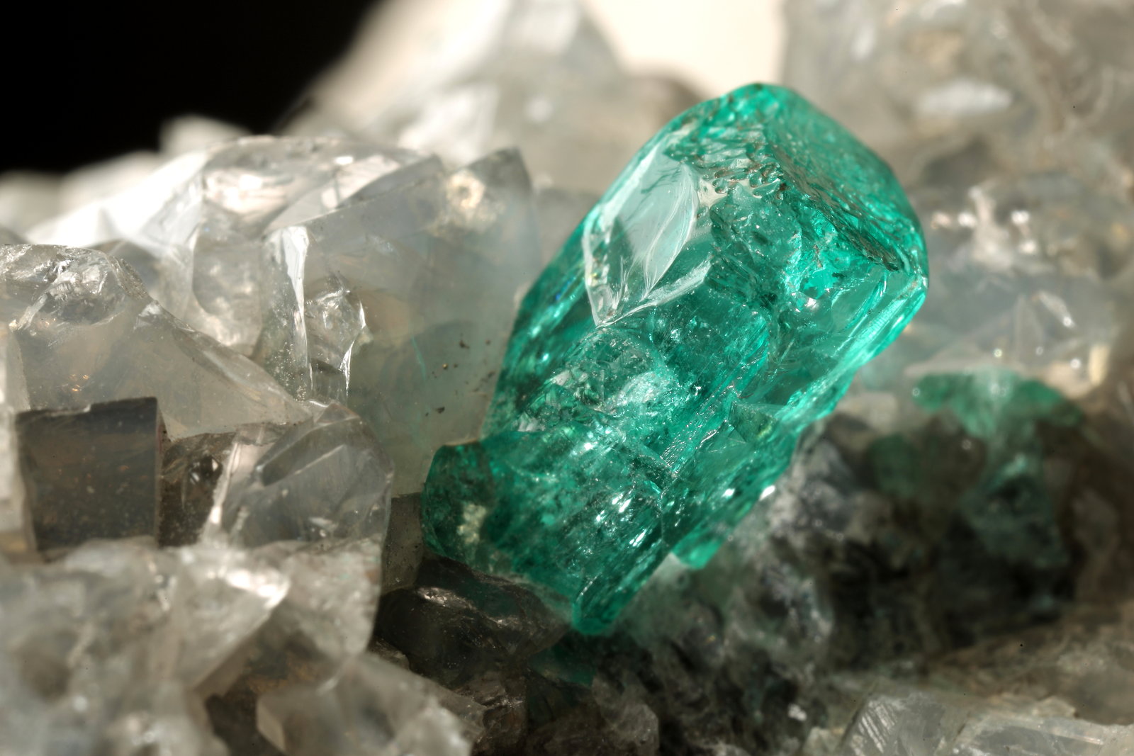 Beryl (variety emerald), Calcite, Dolomite, Pyrite
69x57x38mm, xls up to 10mm
(Autor: Fiebre Verde)