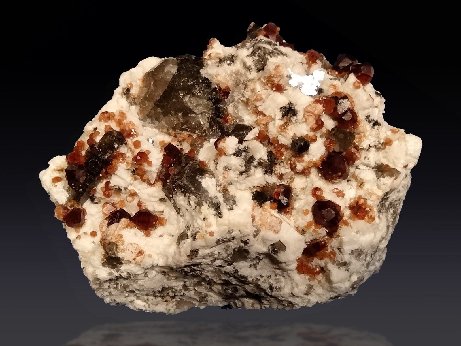 Spessartine, Quartz (variety smoky) and Microcline
58 mm x 52 mm x 30 mm
(Autor: Firmo Espinar)