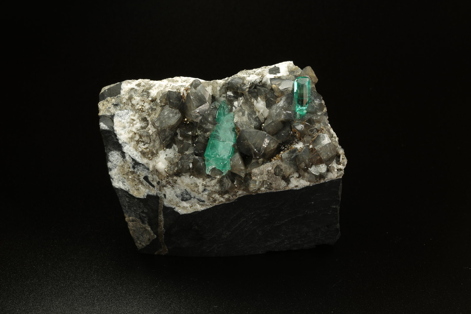 Beryl (variety emerald), Albite (variety cleavelandite), Dolomite, Pyrite
69x71x52mm, xls=20 & 10mm
(Autor: Fiebre Verde)
