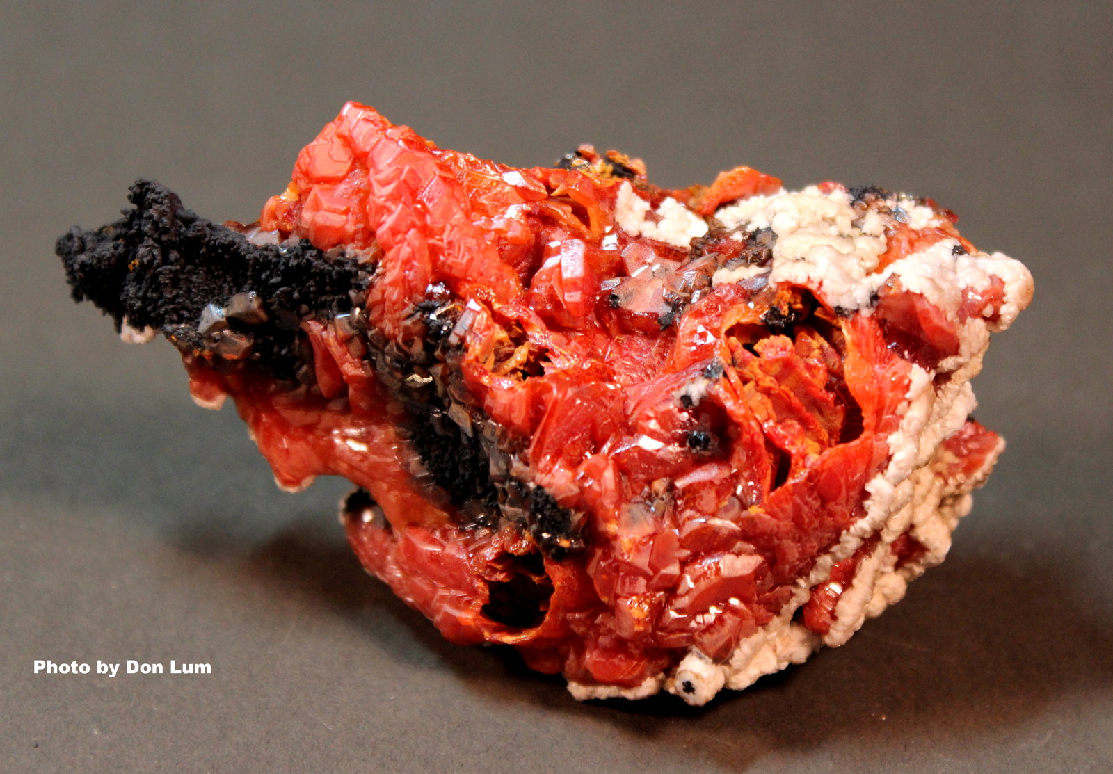 Vanadinite, Calcite, Manganese Oxides
8.2 x 4.4 x 3.3 cm
(Autor: Don Lum)