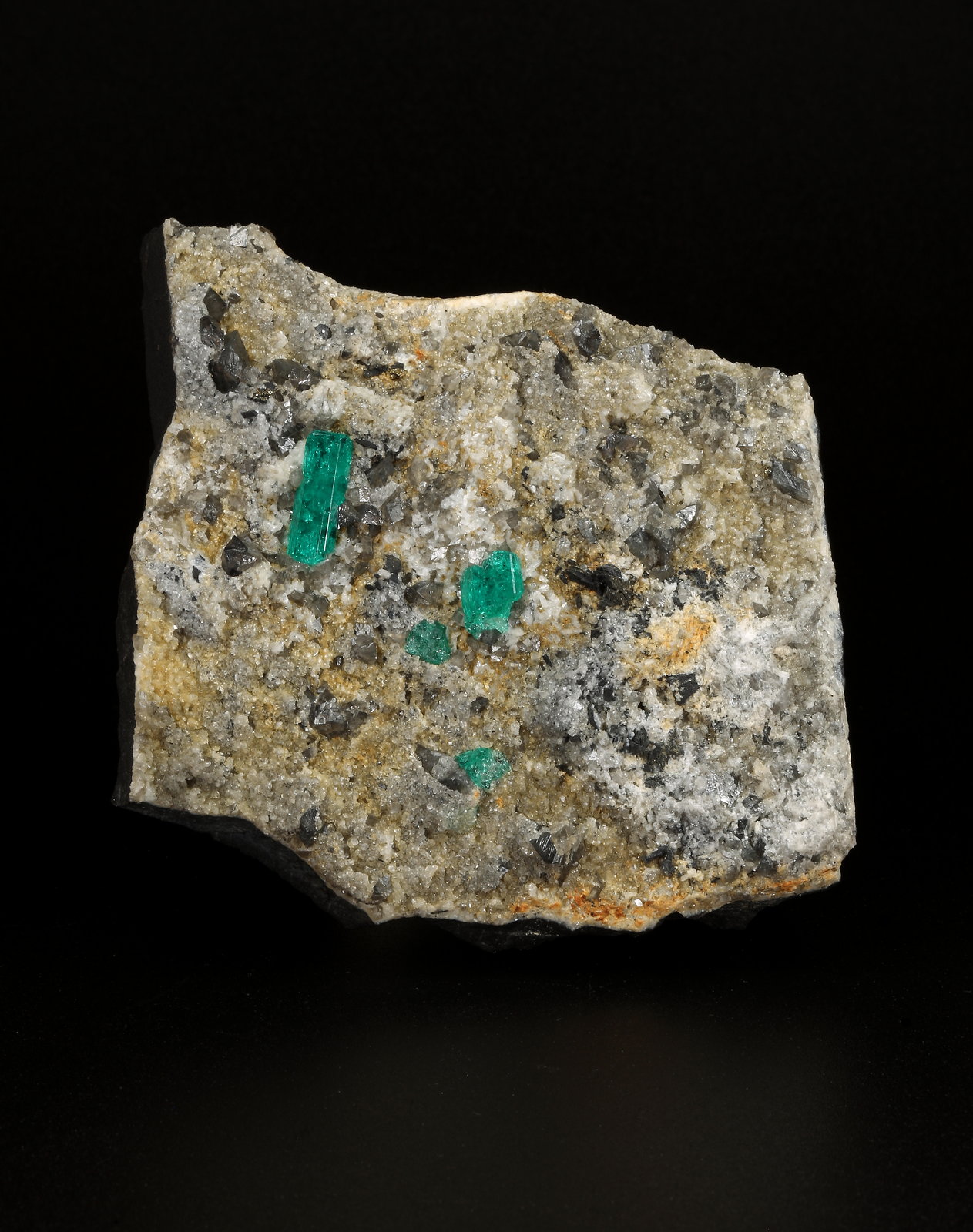 Beryl (variety emerald), Albite (variety cleavelandite), Calcite, Dolomite, Pyrite
72x71x23mm, xl=14mm
(Autor: Fiebre Verde)