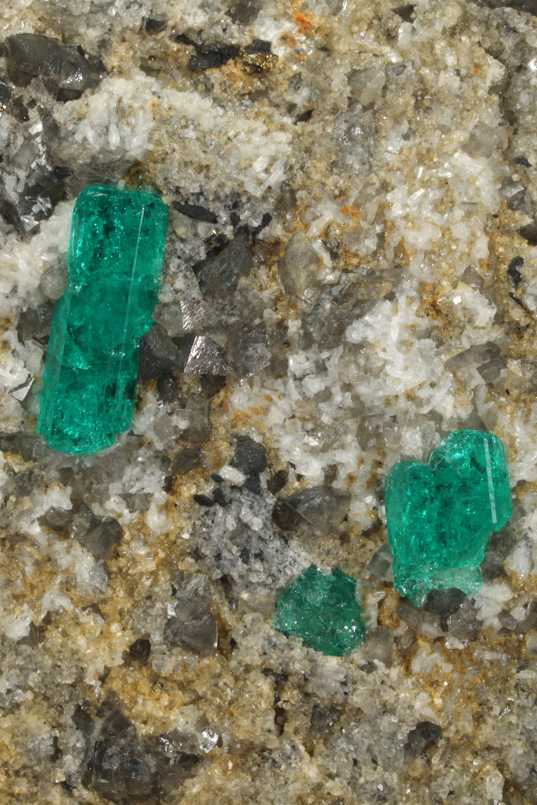 Beryl (variety emerald), Albite (variety cleavelandite), Calcite, Dolomite, Pyrite
72x71x23mm, xl=14mm
(Autor: Fiebre Verde)