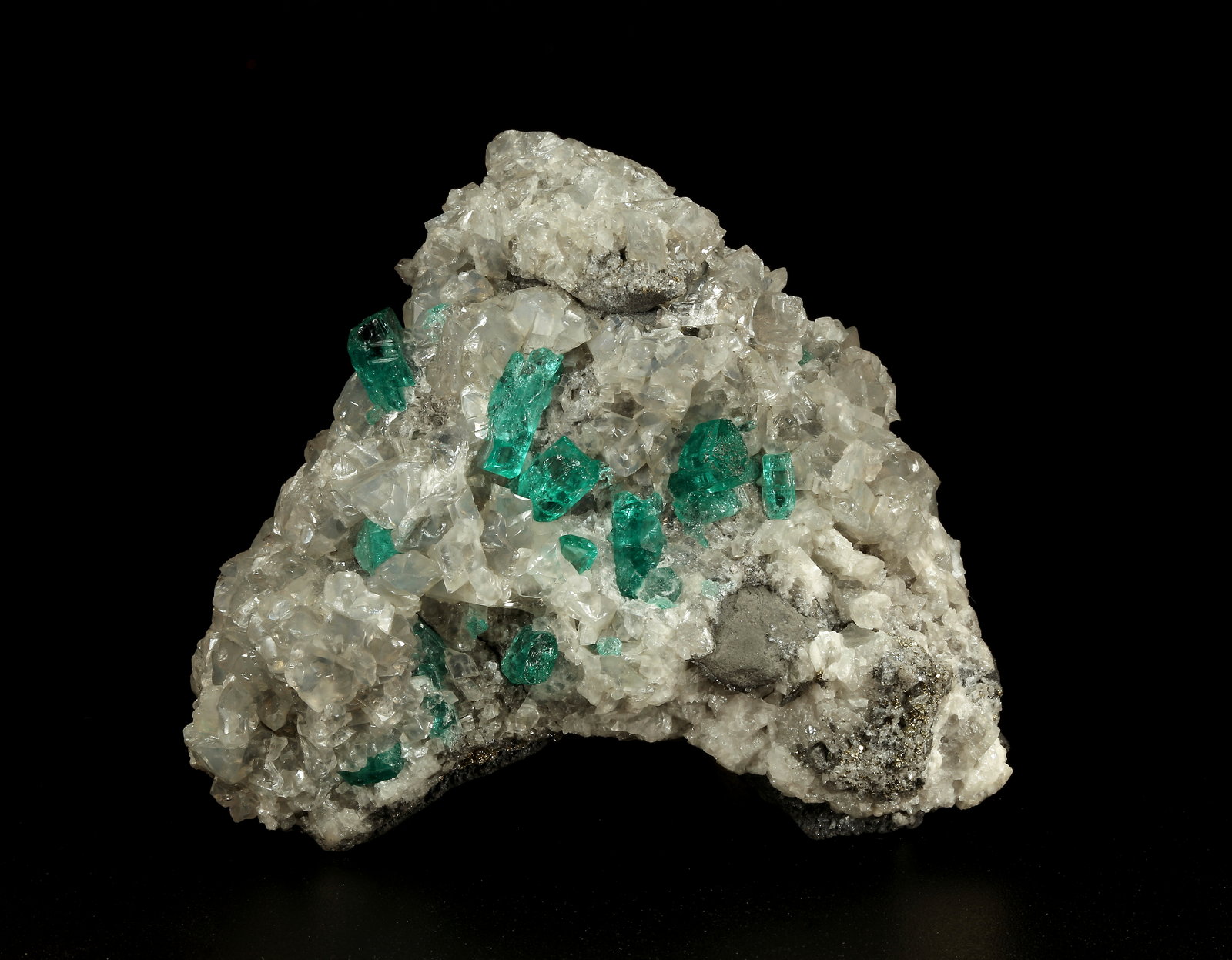Beryl (variety emerald), Calcite, Dolomite, Pyrite
69x57x38mm, xls up to 10mm
(Autor: Fiebre Verde)