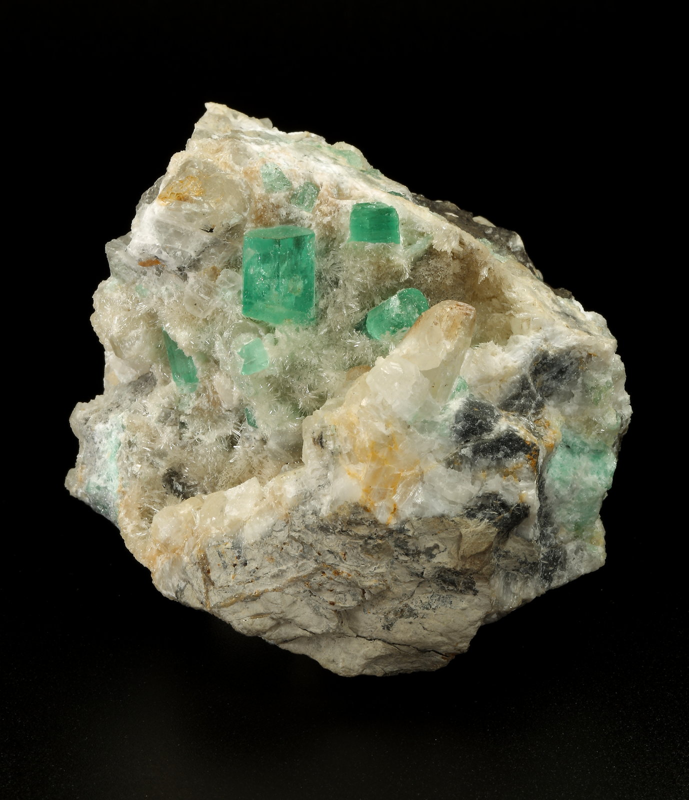 Beryl (variety emerald), Calcite, Aragonite
75x63x64mm, main xl=11x9mm
(Autor: Fiebre Verde)