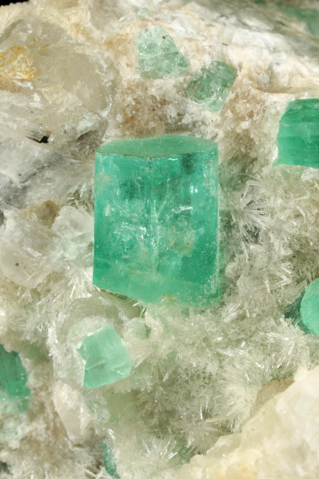 Beryl (variety emerald), Calcite, Aragonite
75x63x64mm, main xl=11x9mm
(Autor: Fiebre Verde)