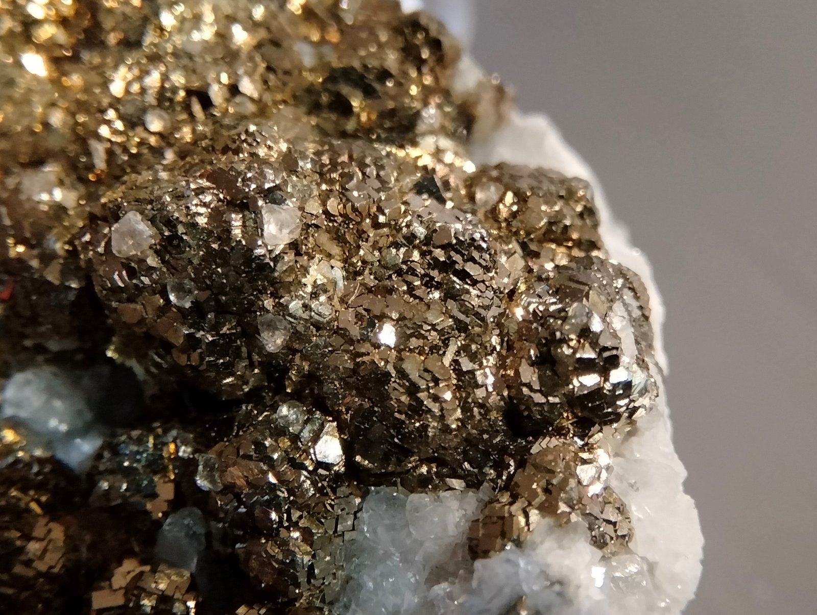 Pyrite and Calcite
Detail
(Autor: Firmo Espinar)