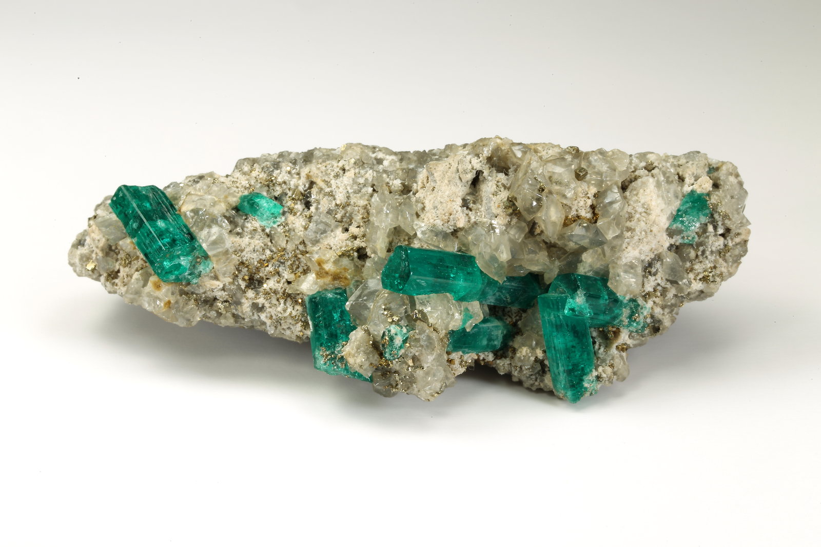 Beryl (variety emerald), Dolomite, Pyrite
21x58x31mm, largest xl=13mm
(Autor: Fiebre Verde)