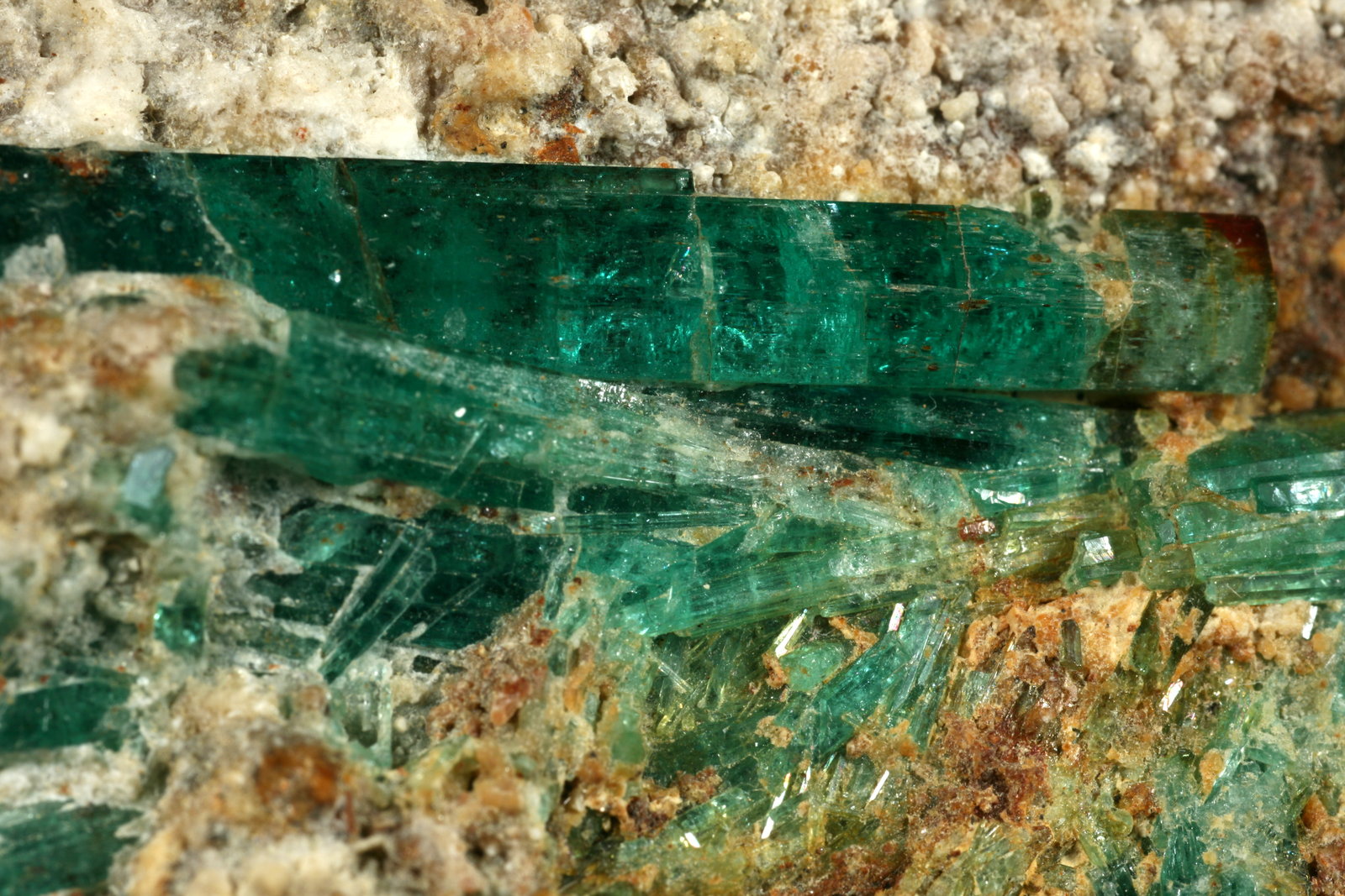 Beryl (variety emerald), Calcite, Albite
125x40x60mm, main xl=42mm
(Autor: Fiebre Verde)
