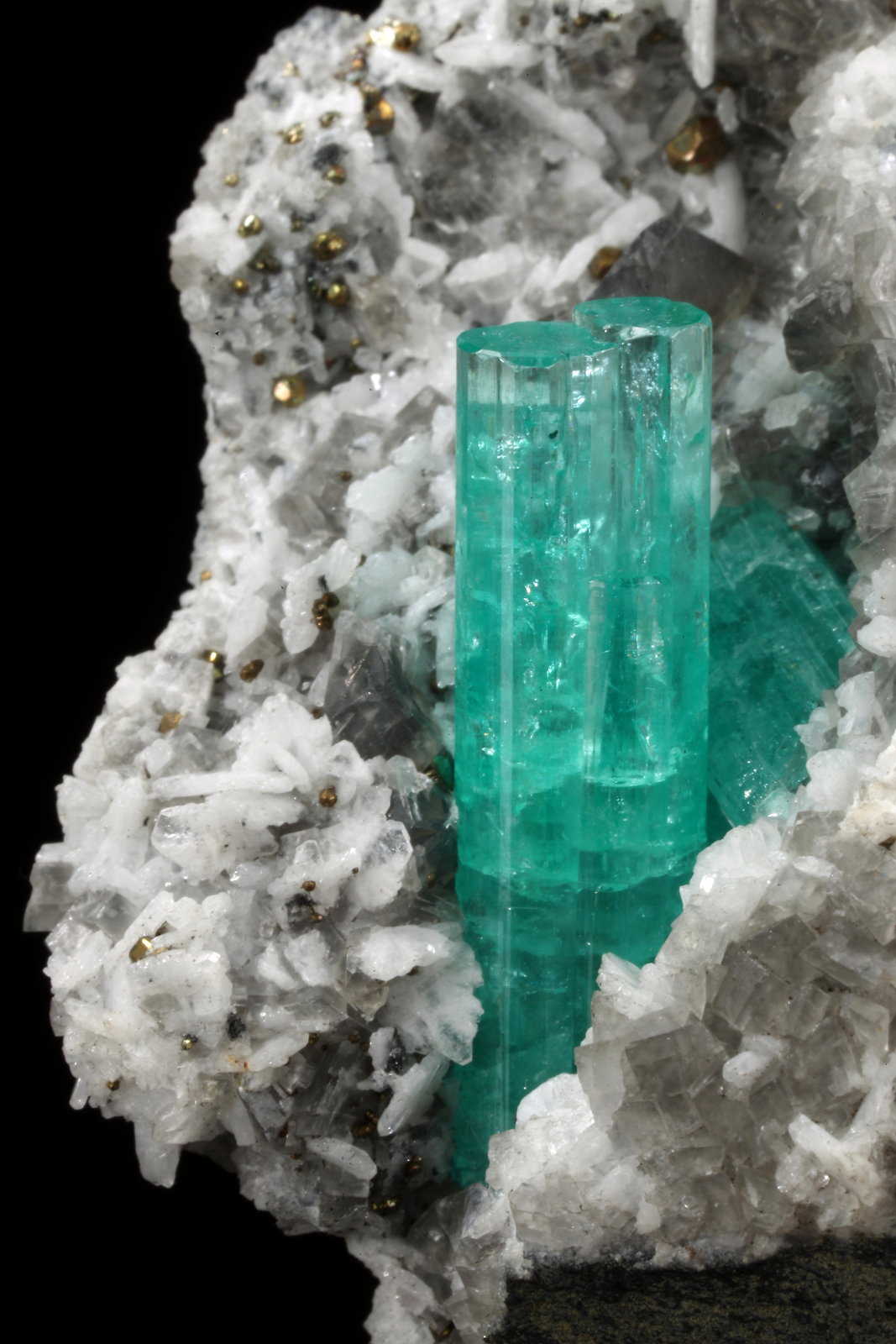 Beryl (variety emerald), Albite (variety cleavelandite), Calcite, Pyrite
55x56x22mm, main aggregate=24mm
(Autor: Fiebre Verde)