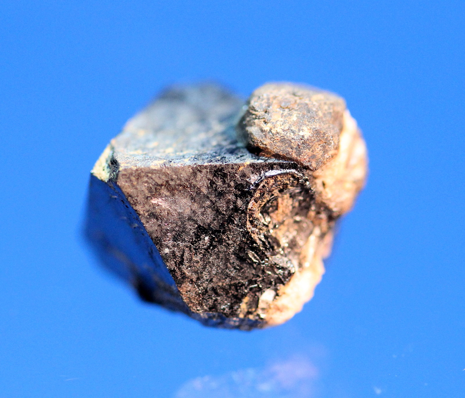 Baddeleyite ps after Kimzeyite on Perovskite
1.5 x 1.4 cm
(Autor: Don Lum)