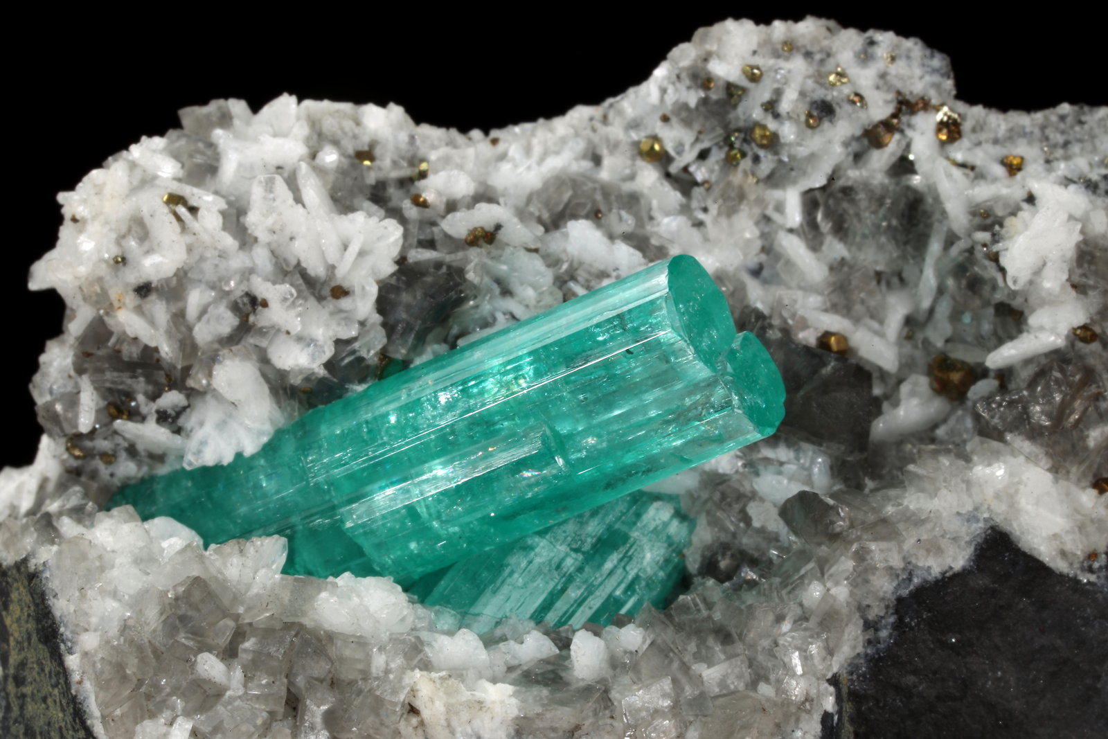 Beryl (variety emerald), Albite (variety cleavelandite), Calcite, Pyrite
55x56x22mm, main aggregate=24mm
(Autor: Fiebre Verde)