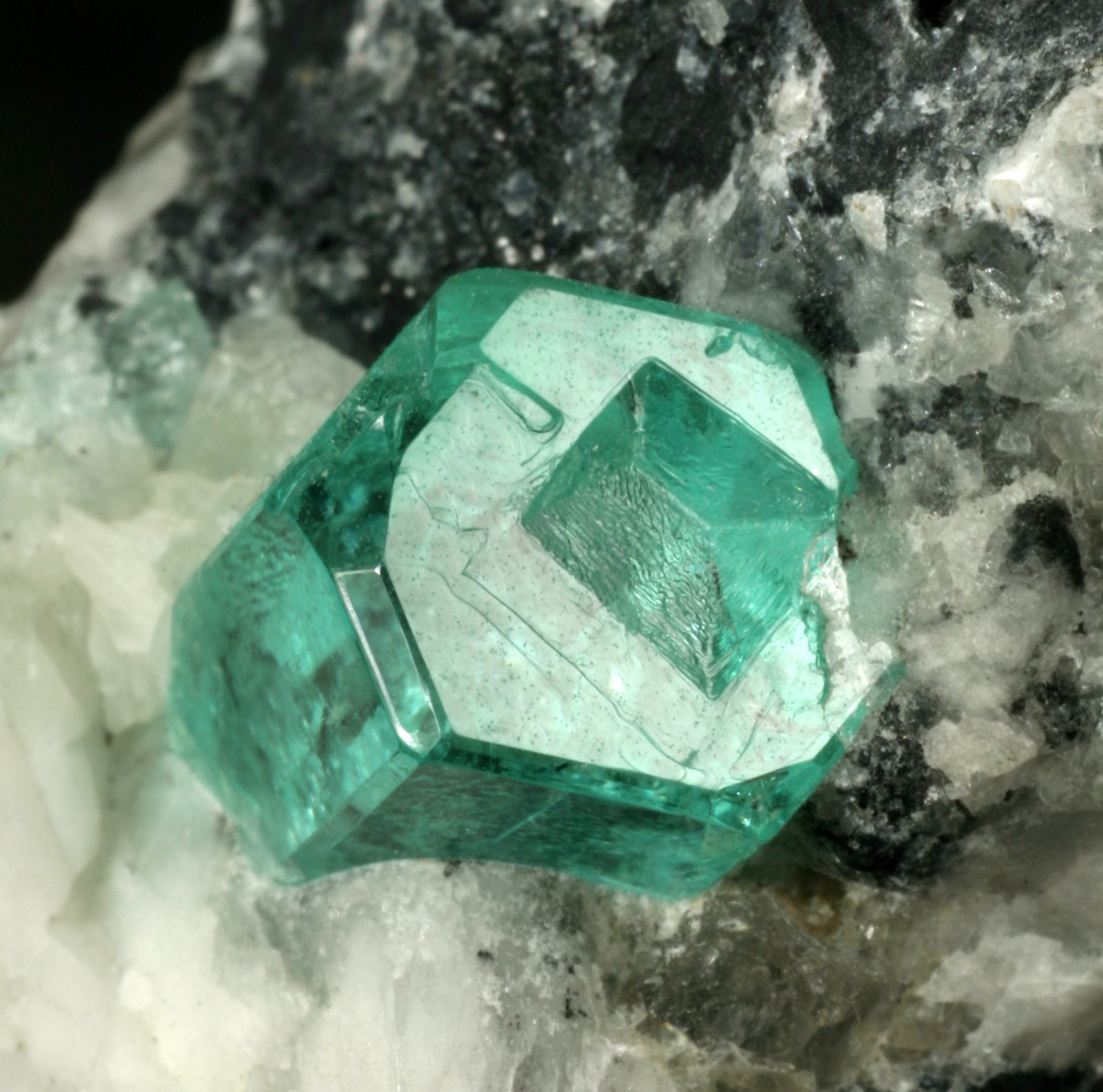 Beryl (variety emerald), Calcite
38x24x33mm
(Autor: Fiebre Verde)
